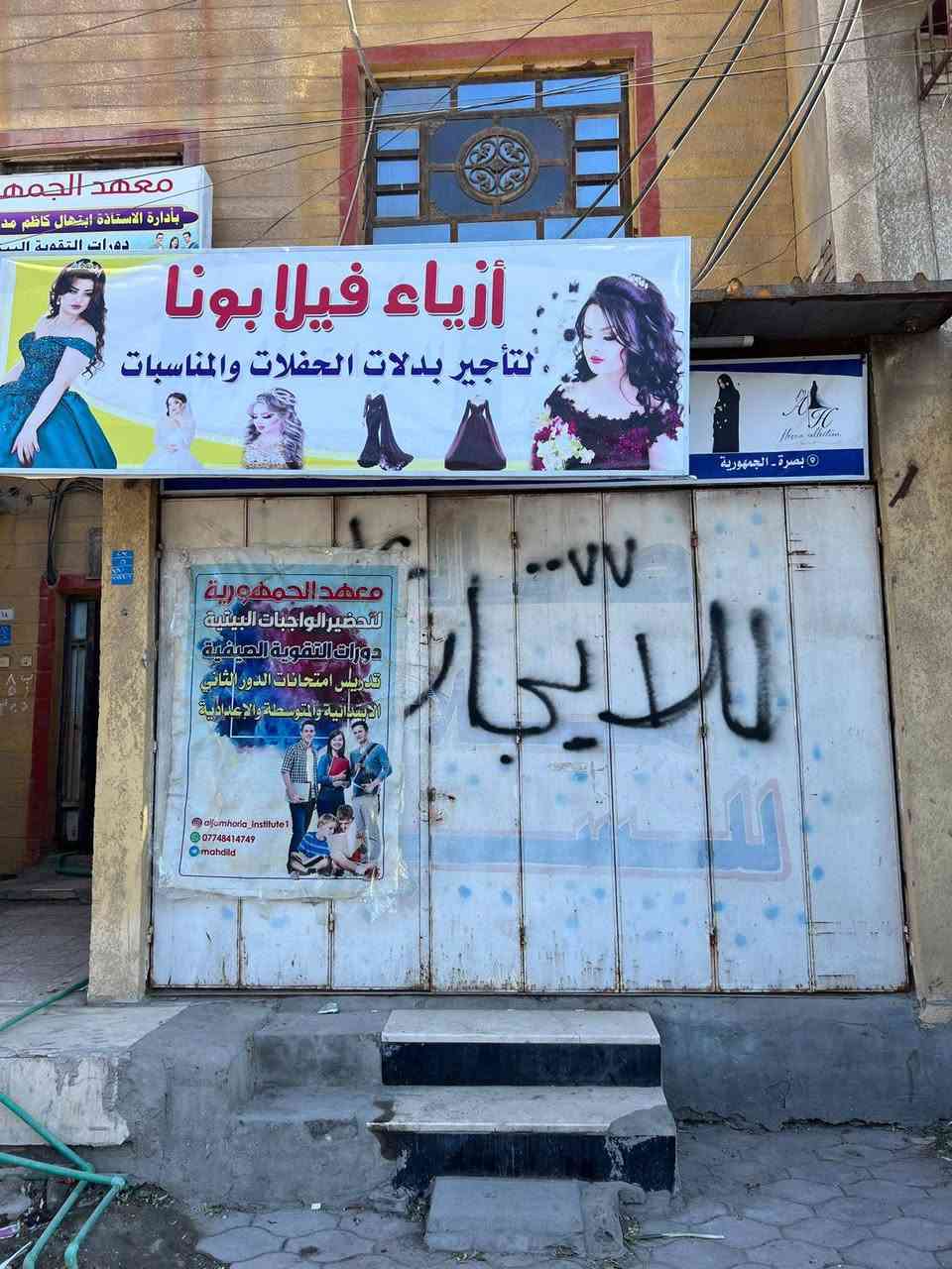 محلات ثنين للأيجار في الجمهورية قرب سوق الجمهوريه موقع ممتاز تجاري ومساحتهن جيده جدا للأيجار ٤٠٠ الف للمحل الواحد للإستفسار التواصل على الرقم ***********
