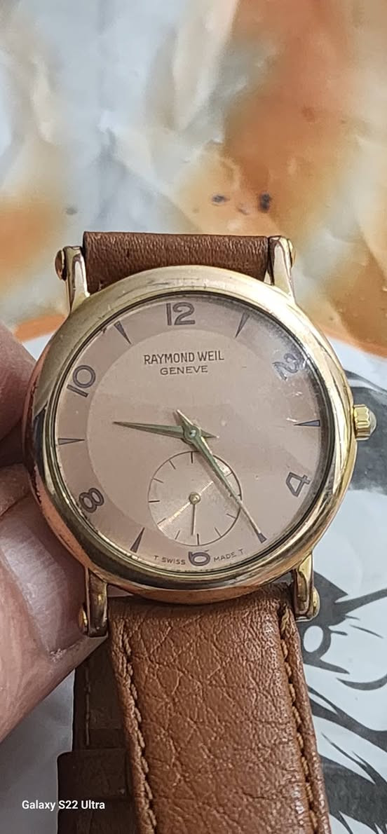 ⌚ للبيع: ريموند ويل جنيف (Raymond Weil) – أناقة سويسرية أصلية
​لعشاق الذوق الرفيع والقطع "النازكة"، معروضة للبيع ساعة ريموند ويل (جنيف) أصلية، قطعة تجمع بين الفخامة الهادئة والتصميم الكلاسيكي اللي ميوكع موديله.
​المنشأ: سويسرا (Swiss Made) – دقة جنيف المعروفة.
​القياس: قطر 33 ملم، قياس ملكي وراقي جداً على المعصم.
​المينا: لون نحاسي (Rose Gold) دافئ، مع عداد ثواني فرعي عند الرقم 6، ينطيها طابع الساعات الانتيك الفخمة.
​الحالة: الساعة نظيفة جداً، بريقها واضح، وتعمل بدقة متناهية.
​الحزام: جلد طبيعي بني متناسق تماماً مع لون المينا الذهبي.
​"ساعة مو بس للوقت، هاي قطعة فنية تملي العين وتناسب اللي يدور التميز."


**إذا كنت صاحب هذا الإعلان وتريد حذفه لأي سبب، رجاءا أرسل رسالة إلى الدعم الفني**