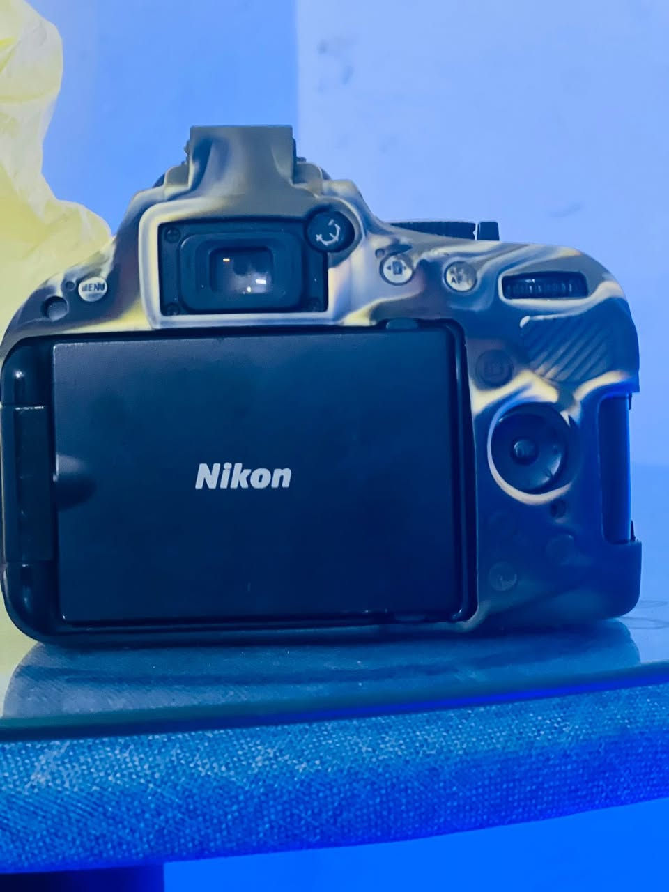 سلام عليكم كامرا نيكون 5300الغنيه عن التعريف يجي وياا. جنطه و بطاريه وشاحنه شترها فولل تجي و تشوف اب عينك سعر325  مكاني بغداد ***********
