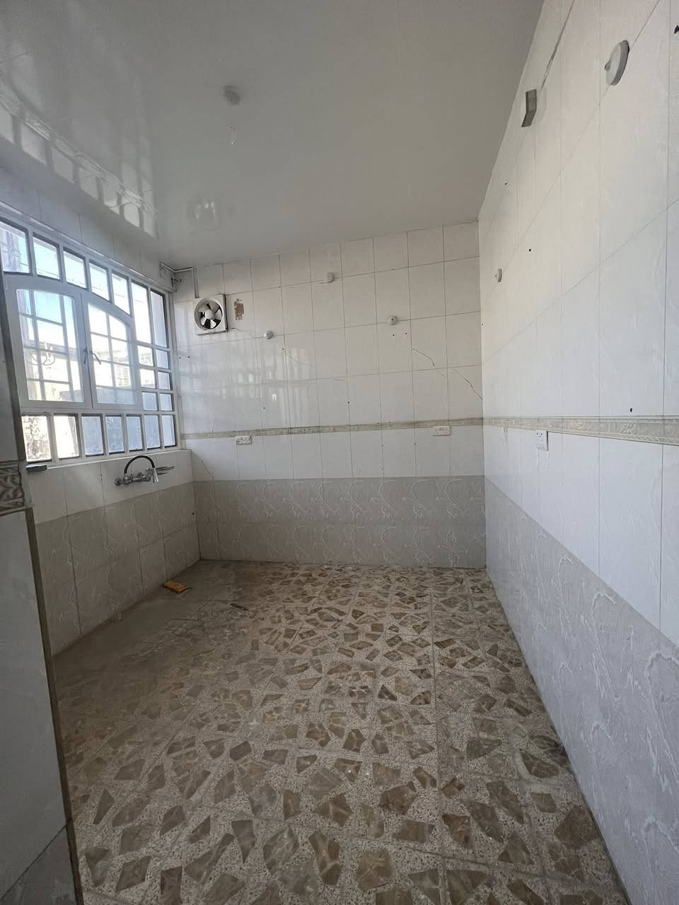 #دار_للايجار في حي السلام 
المساحة 100 متر ركن طابقين 
شارعين 20 
خلف العلوة قرب مؤسسة الشهداء والمعهد الفني 
يحتوي على ثلاث غرف 
يصلح ان يكون مؤسسة او مكتب اعلامي او مركز تجاري 
للاستفسار الاتصال على الرقم 
0780 300 0873
حسن ميثم العنتاكي 
#للايجار
#عقارات
#دار
#بيوت
#سكن
#النجف
