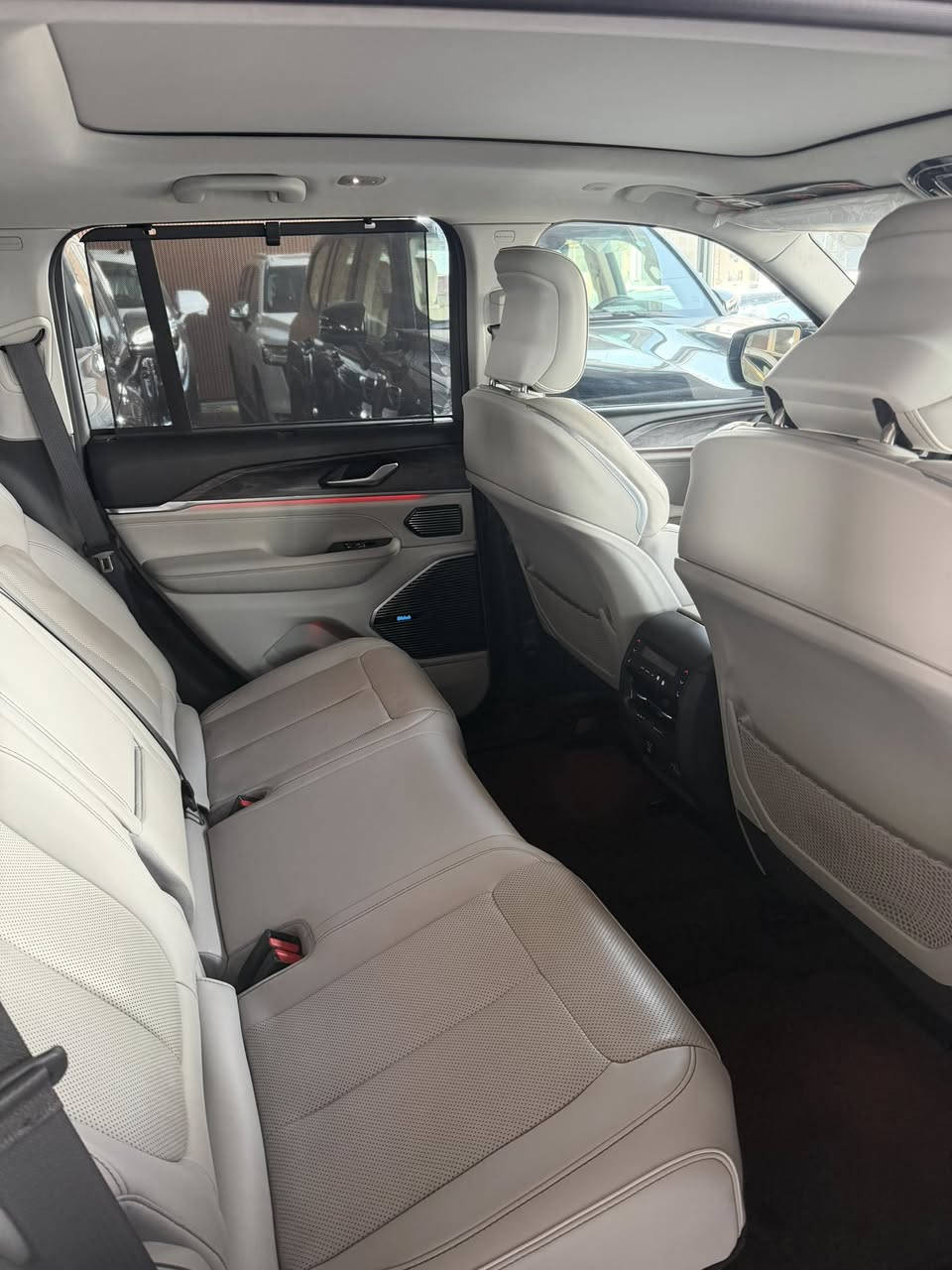 جيب كراند شيروكي اوفرلاند .

الموديل : 2022 . (خليجي) . مغلفه Ppf
مرقم بغداد 

المحرك : V6.  3.6L . 

العداد : 20 الف  . 

الضمان : 3 سنوات او 60 الف كيلو متر .

المواصفات :

* دفع رباعي 4x4 . 

* نظام تعليق هوائي (جكات). 

* قيادة ذاتية عند المنعطفات. 

* رادار امامي مع مانع تصادم . 

* نظام الرؤية الليلية. 

* تحذير الخروج عن المسار . 

* مستشعر نوم السائق مع نظام التوقف الآلي 

* تحذير النقطة عمياء ⚠ .

* نظام تحذير عند التقاطعات. 

* نظام تحذير عند تجاوز السرعة المحددة. 

* نظام عرض المعلومات على الزجاج الامامي (HEAD UP DISPLAY) 

* نظام تقليل الضجيج داخل المقصورة. 

* إنارة محيطية. 

* شاحن موبايل وايرلس. 

* تعديل وضعيات مقود السائق كهربائيا. 

* مرايا تعتيم ذاتي. 

* المرايا الجانبية قابلة للطي كهربائيا. 

* نظام الصوت ٩ سماعات Alpine.

* ويل قياس 20 انج .

* سقف بانوراما . 

* شاشه كبيرة 10.1 انج . 

* نظام الخرائط (GPS) .

* عرض خرائط الطريق على لوحة القيادة.

* لوحة القيادة بقياس 10 أنچ. 

* كاميرا محيطية 360 درجة . 

* 4 كاميرات خارجية مع بخاخات ماء للتنظيف. 

* كاميرا للمرأة الداخلية. 

* المصابيح الأمامية زنون .

* كشافات الضباب زنون . 

* دخول ذكي. 

* بصمة على 5 ابواب للدخول الذكي. 

* تشغيل عن بعد .

* الصندوق الخلفيي كهربائي .

* فتح الصندوق الخلفي مع حركة القدم.

* فرش المقصورة الداخلية من الجلد الطبيعي الفاخر .

* اضافات من الخشب الطبيعي للمقصورة الداخلية. 

* ذاكرة لحفظ وضعيات الجلوس للسائق. 

* ذاكرة لحفظ وضعيات الجلوس للراكب.

* مساج للمقاعد الامامية السائق والراكب. 

* المقاعد الأمامية كهربائية .

* المقاعد الأمامية تبريد وتدفئة .

* المقاعد الخلفية تدفئة .

* ستائر للشبابيك الخلفية. 

* انارة داخلية LED متعددة الالوان . 

* حساسات امامية. 

* حساسات خلفية . 

* 5 راكب .

* تدفئة ستيرن . 

* مانع تصادم خلفي .

* بلوتوث تلفون . 

* محدد سرعة . 

* نظام التشغيل والاطفاء الاوتوماتيكي .

* نظام بريك اوتماتيكي .

العنوان _بابل طريق حلة نجف

لغرض الاستفسار :

***********

***********
