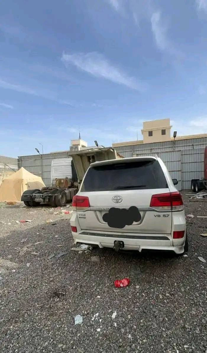 لاندكروز ساز 2021 ماشيه 102 الف كيلو فول موصفات للاخير كيجاز لكزز مكفوله سابقن  رقم شمالي تحويل بس ماسوي وكاله ( وسياره ساز مو شركات عاديه ) مكانها بغداد للاتصال *********** السعر 205
