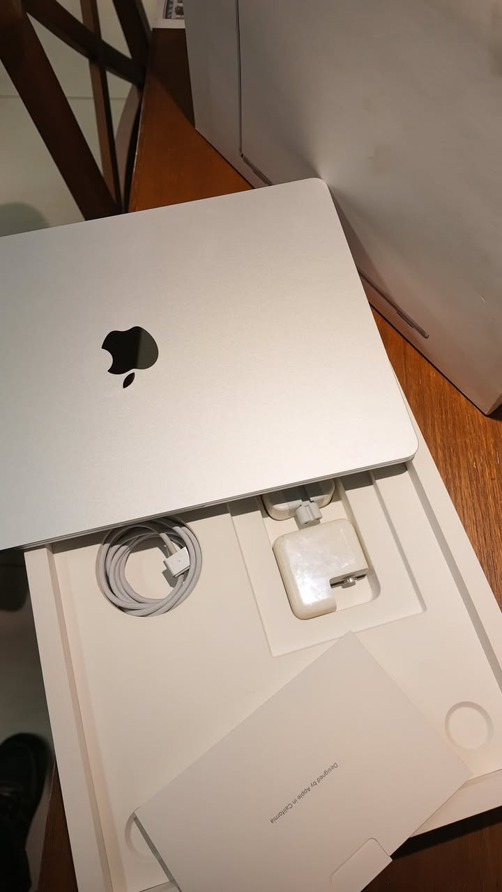 Macbook Air M2
Hard 512 GB
Ram 8 GB
Battery 100%
Cycle 16
15 inch
Sliver
السعر مليون و 200 الف قفل
للتواصل 
***********
