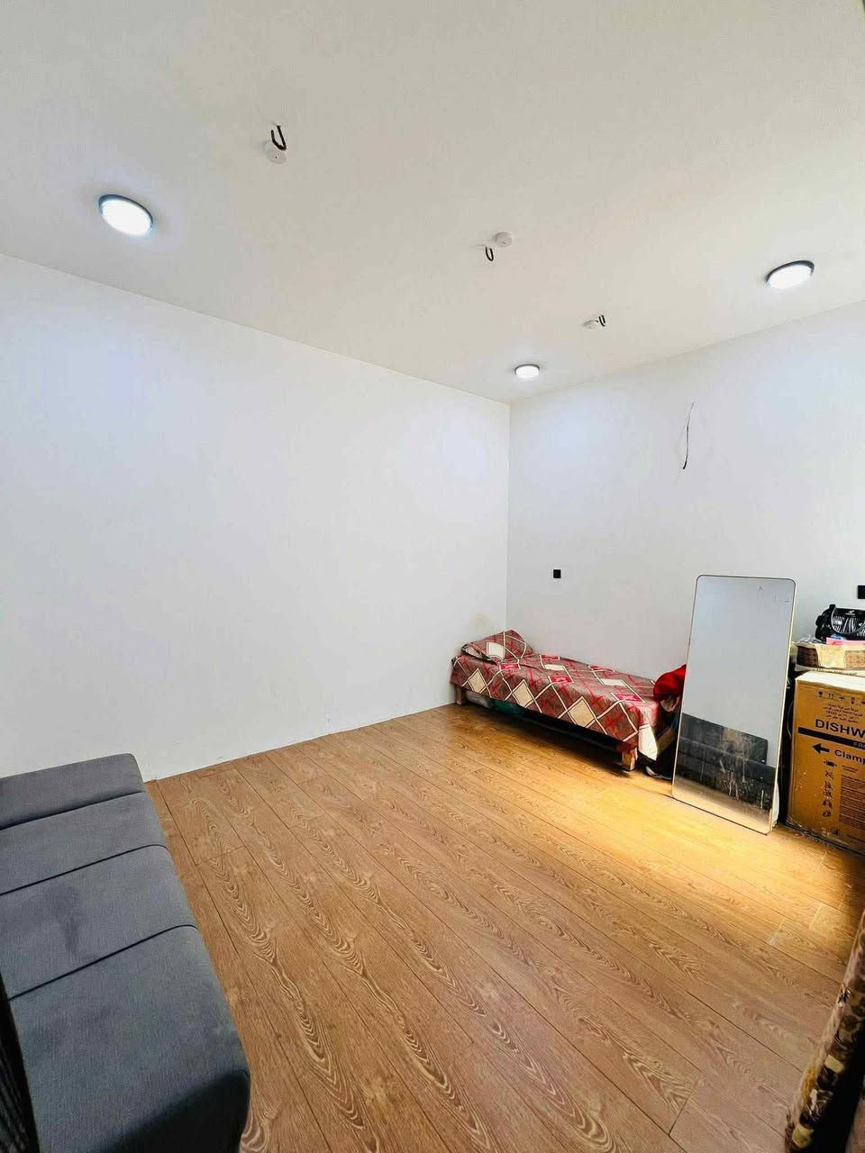 سلام عليكم .. بيت للبيع بالانتفاضة الثانية ١٠٠م ( ٥*٢٠ ) طابقين  على حديقة .
الطابق الاول : استقبال ، صالة ، مطبخ حار ، غرفة نوم ، حمامات عدد ٢ 

الطابق الثاني : غرفتين نوم ، حمامات ٢ ، طالة كبيرة . 

الطابق الثالث : بيتونه كبيرة ع كبر الصالة . 

يرهم مراوس بقطع التوزيع الجديد : المهندسين ، الصحة ، العتبة ، الاساتذة 

للاستفسار ***********

او واتساب ***********
