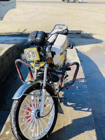 سلام عليكم دراجه لبيع  سيفان موئل 25 دراجه خير من الله ماشيه 4000السعر 830 بيها مجالي مكاني عبدالله بن علي الهادي هاذي رقمي ***********
