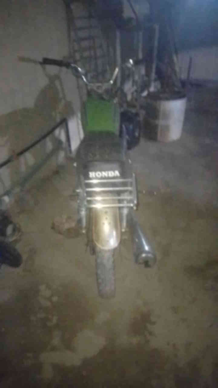 سلام عليكم دارجة شاصي سيفان والمكينة mtr 200cc دراجة معلكة ولفات دراجة سيت جديد تانكي كشن وكفرات ودبلات خلفية جديدة وجاملغات جديدة ستيرن جديد تاير امامي جديد وتاير خلفي زين  ابيع كوم حديد ١٦٥ وبيهة مجال العنوان واسط قضاء الصويرة التواصل خاص او رقم ‏‪***********‬‏
