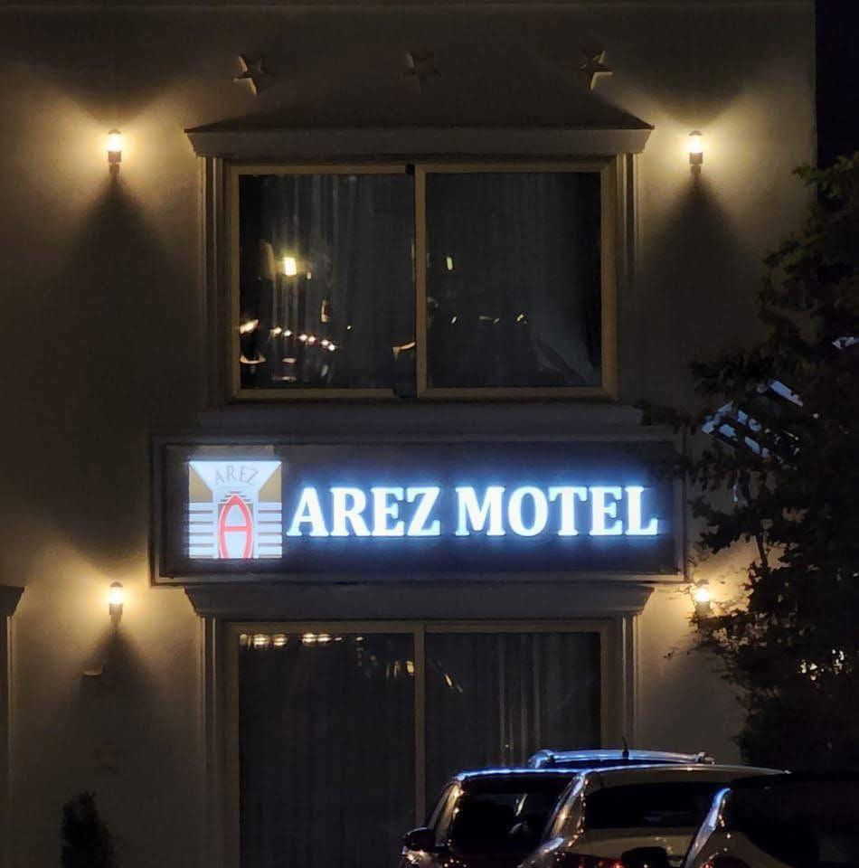 استمتع بإقامة رائعه في موتيل أريز السياحي  للاستفسار الاتصال بل ارقام التأليه *********** /***********
