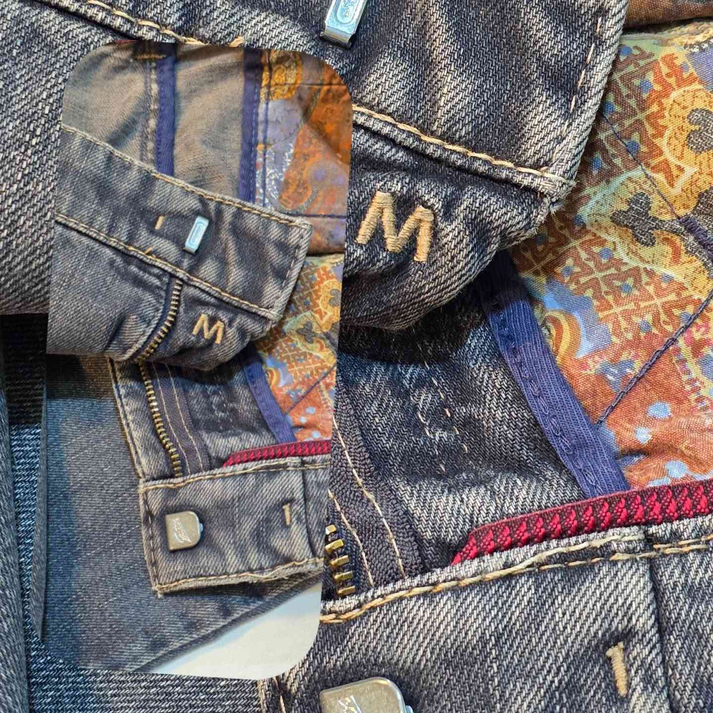 قطعة نادرة جدا 
السعر:9,000 
التوصيل:3,000 
القياس:102
​👖 بنطال جينز "MEYER" ألماني أصلي - راحة وفخامة
​للبيع بنطال جينز من البراند الألماني الشهير Meyer-Hosen، المعروف بجودة التصنيع العالية والاهتمام بالتفاصيل.
​الخامة: جينز عالي الجودة بلمسة ناعمة، مريح جداً للاستخدام اليومي.
​التصميم: قصة كلاسيكية أنيقة مع بطانة داخلية "Paisley" مزخرفة تمنحه طابعاً فريداً وفخماً.
​التفاصيل: إغلاق محكم (سحاب وزر معدني يحمل شعار الماركة)، وجيب خلفي بزرار لمظهر رسمي وعملي في آن واحد.
​الحالة: ممتازة جداً (نظيف وبحالة رائعة كما في الصور).
​الصناعة: تصميم ألماني أصلي.
#fashionstyle #explore #عبودي_فاشن #فاشن #الحمدلله


**إذا كنت صاحب هذا الإعلان وتريد حذفه لأي سبب، رجاءا أرسل رسالة إلى الدعم الفني**