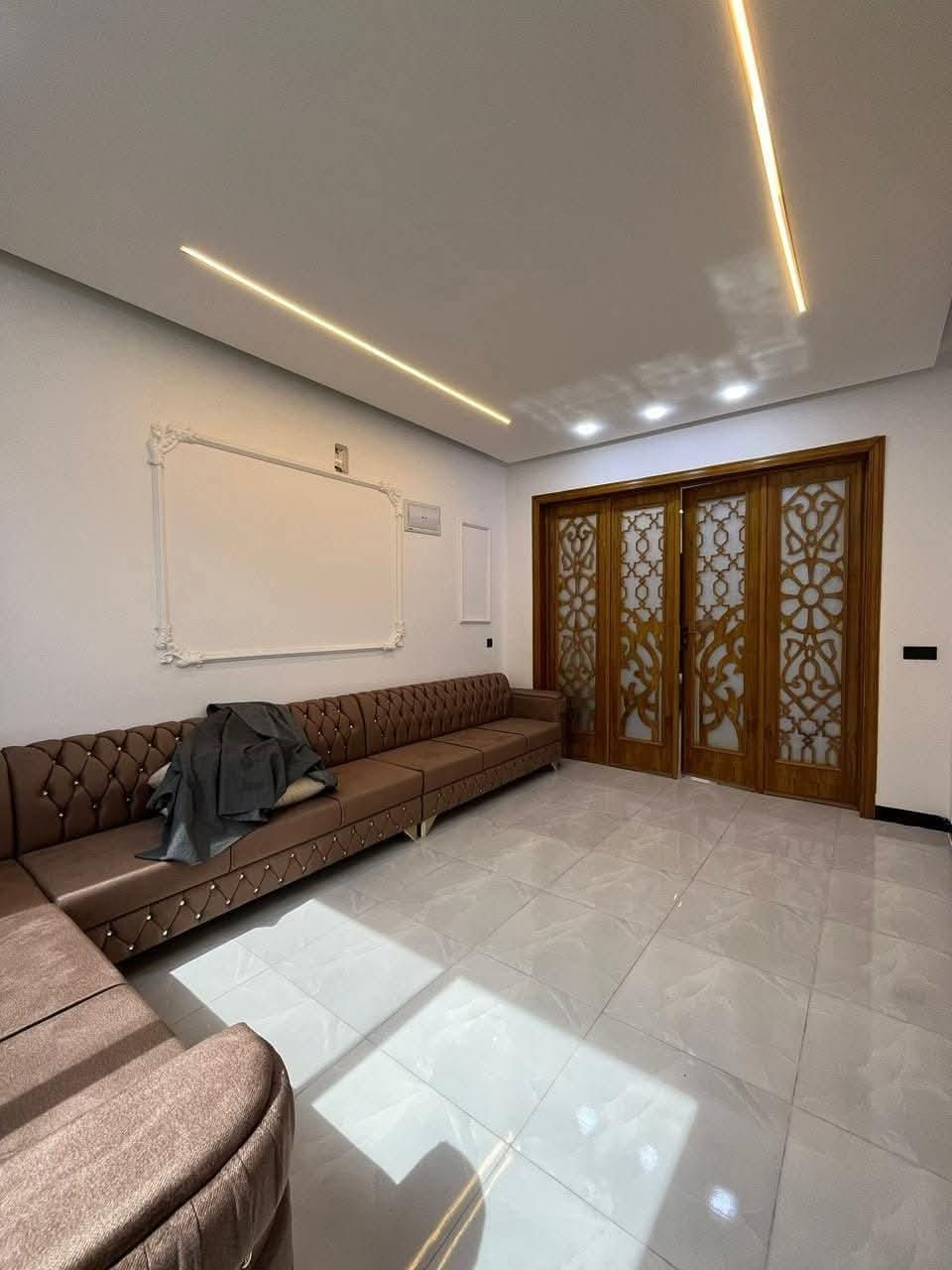 🏡 بيت للبيع في حي الإخاء
#مكتب_ارض_الملوك
📐 المساحة: 150 متر
📏 الواجهة: 7.5 متر
🏠 البناء: حديث (زيرو)، طابقين
📄 السند: طابو زهور
✅ شرط التحويل متوفر

📍 الموقع: قريب من جميع الخدمات، شارع مُبلّط.

🔹 تفاصيل البيت:

الطابق الأرضي:

كراج

هول

استقبال

مطبخ

صحيات

غرفتا نوم

مناور

الطابق الثاني:

3 غرف نوم

صحيات

هول

بيتونة

سطح

📞 للاستفسار: اكتب (تم) أو الاتصال على الأرقام:
***********
***********

🏢 عنوان المكتب:
حي البكر، سايدين الكنيسة، مجاور معهد النجاح للبنات، عقارات أرض الملوك.
