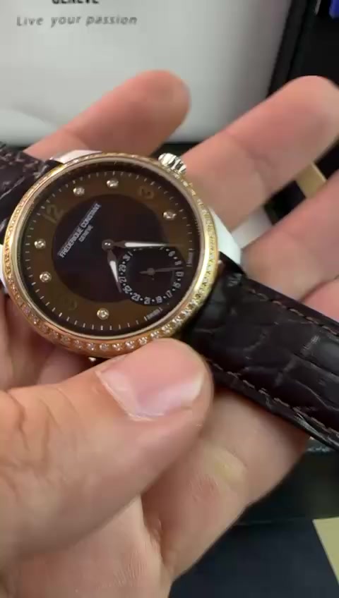 السلام عليكم شباب وينهم الي يردون اصلي فريدرك ذهب عيار18وماس شركه 52ماسه بساعه كامل مرفقات وكرنتي مختوم بيع وشراء التفاصيل اتصال واتساب ***********
