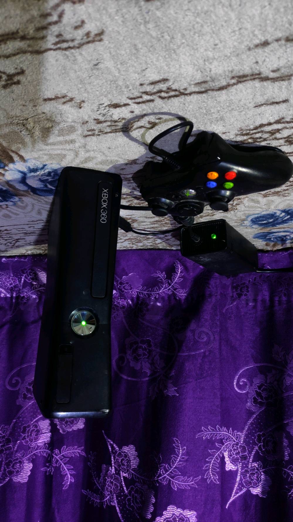 سلام عليكم 
XBOX360 للبيع
يحتوي على 30 لعبة
جوستك واحد
+ مع بلازمة حجم 32 ( هدية) 