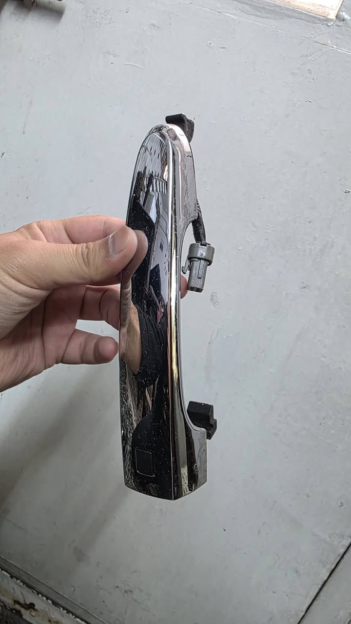 سلام عليكم 
يتوفر يدة بصمة موهافي خارجية + داخلية 
يدة سورنتو خارجية بصمة ٢٠١١_٢٠١٥
بغداد زعفرانية *********** 
يوجد توصيل
