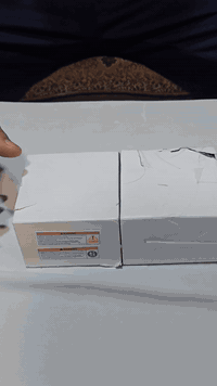 السلام عليكم ساعة اليد في الصورة هي طراز RollsTimi RT7904 للرجال. تتميز هذه الساعة الكلاسيكية ذات الطابع العتيق بهيكل على شكل وسادة (cushion case) مع قرص أزرق وحزام من الجلد الأزرق.
تشمل الميزات الرئيسية ما يلي:
الحركة: تعمل بحركة كوارتز يابانية VH31، والتي توفر دقة عالية وتحريكاً سلساً لعقرب الثواني يشبه الحركة الميكانيكية.
المواد: العلبة مصنوعة من الفولاذ المقاوم للصدأ، ونافذة المينا مصنوعة من زجاج Hardlex المقاوم للخدش.
مقاومة الماء: الساعة مقاومة للماء حتى عمق 50 مترًا، مما يجعلها مناسبة للاستخدام اليومي مثل غسل اليدين والتعرض للرذاذ.
التصميم: تتميز بعلامات ساعات رومانية على المينا الأزرق وشكل علبة بيضاوي أو مربع كلاسيكي.


**إذا كنت صاحب هذا الإعلان وتريد حذفه لأي سبب، رجاءا أرسل رسالة إلى الدعم الفني**