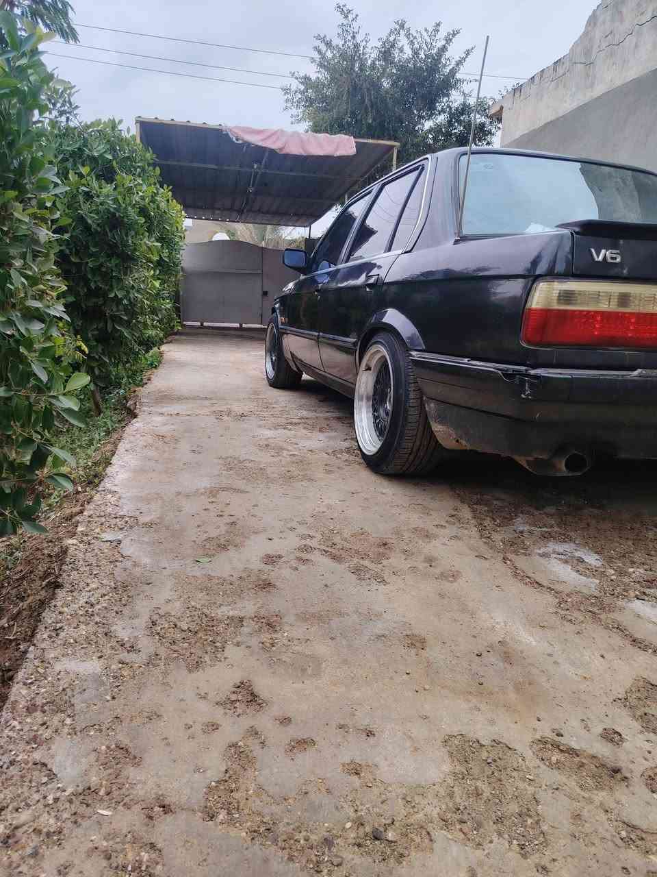 بي ام زعرا للبيع 1990 مكينه بلادي 6 سلندر✈ مفتوح عضمتها حلوه ميكانيكها حلو مكينه وكير واكسل مكفول غرفتها نضيفه يرادلها شوي ترتيب تبريد❄ تدفئه شغال حداديه الخلفيه جديده  رقمها بغداد 🇮🇶باسمي تحويل ثاني يوم عارضها ب 36وبيها مجال مكاني ديالى الخالص ***********
