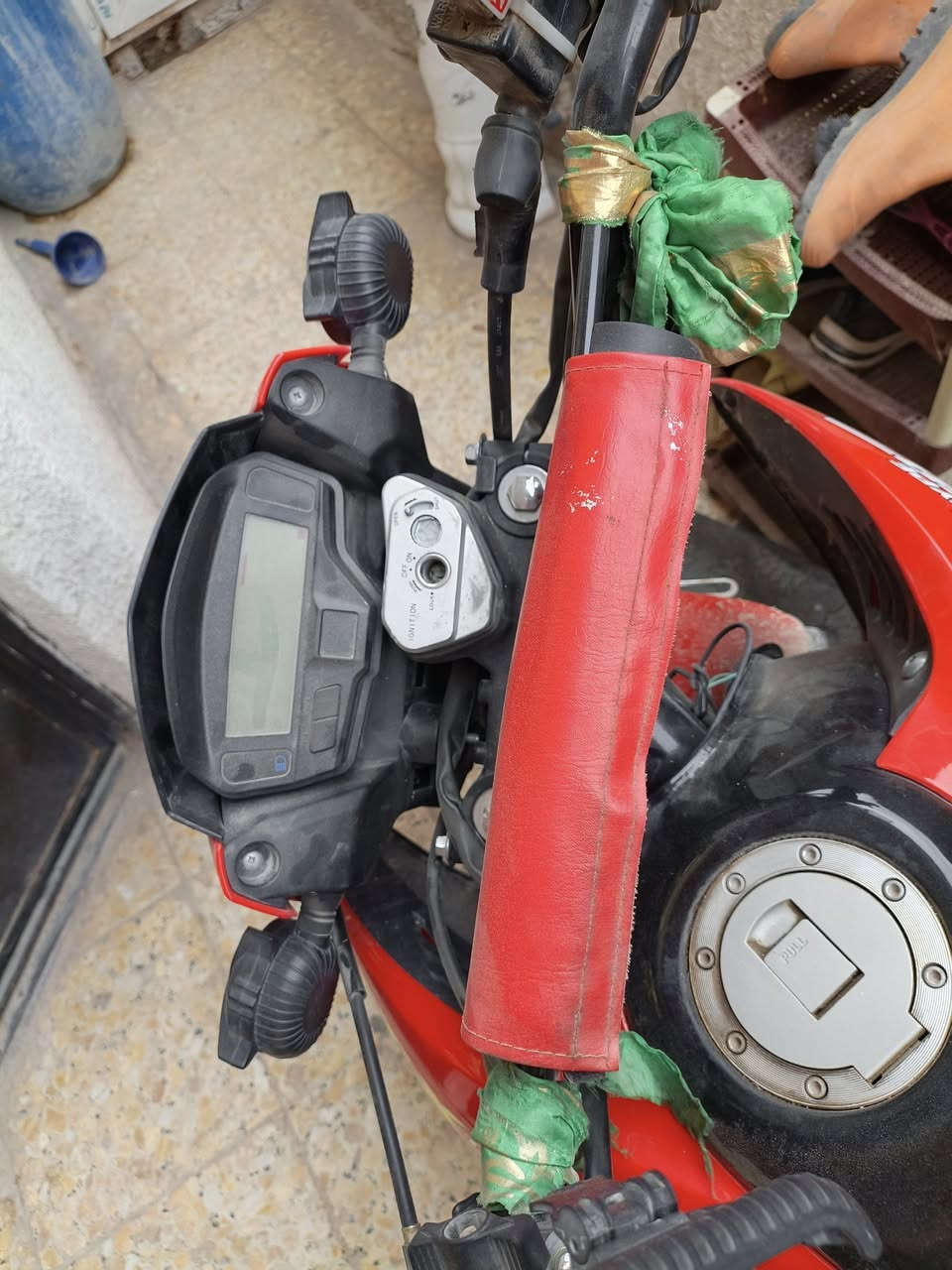 سلام عليكم دراجه قفاز للبيع او مراوس حسب القناعه مديل 22طالعه بل 25رقم اربيل بسم الشركه مكينه 150كير كاوسكي 
دراجه مكفوله مكاني بغداد الشعب ***********واتساب ***********
