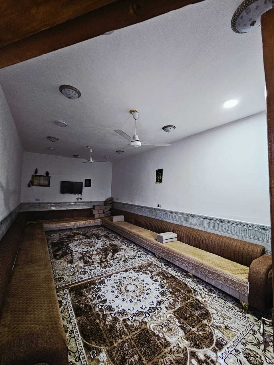 دار للبيع طابو صرف (ملك) مكون من طابقين العنوان القاسم حي الزهراء الاول قرب بيت رياح شارع 30اليربط ب الدولي يبعد عنه 80متر عرض الشارع 10 متر قريب على الامام القاسم ع وقريب على السوق الطابق الأول: مكون من 2 غرفة  واستقبال وصاله مقطوعه في باب خشب ومنور  من الجانب ومن الخلف ومجمع صحيا داخلي وخارجي علما ان أرضية الطابق الأرضي  مرمر درجه أولى الطابق الثاني :   يحتوي على 4 أربع غرف ومجمع صحيات متكامل وصاله كبيره ومخزن مواد  ارضيه الطابق الثاني بورسلين درجه اولى لل استفسار الاتصال على الرقم  ***********  المو شراي لايسئل  ❌️ علماً ان البناء درجه اولى وعلى ايدي ذو خبره تامه .
