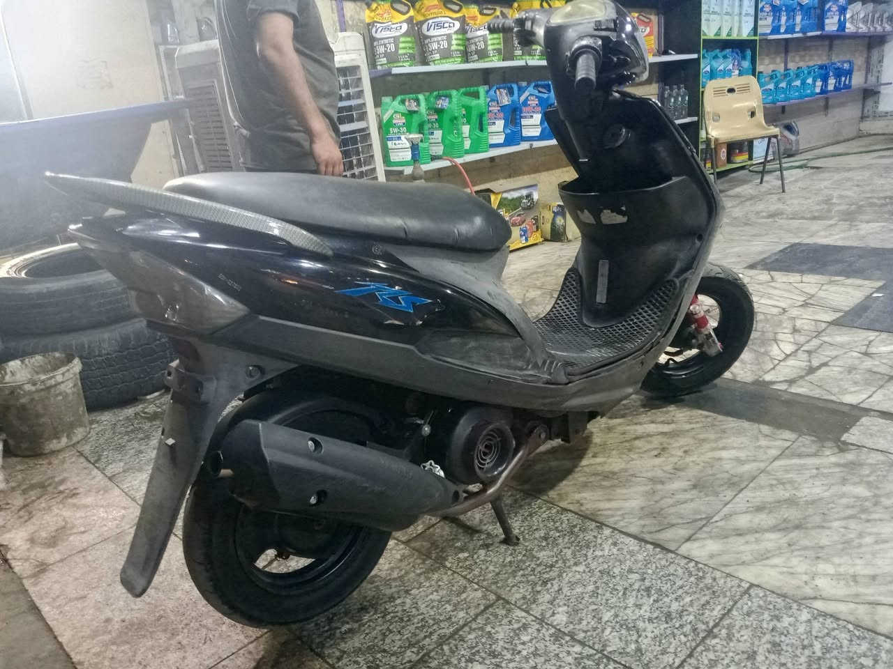 عدله ممفتوحه بلاديه ختم واحد كابريتر مبدل ودبلات امامي باقي كله بلاد مكفول ختم دراجه 
قفل جنطه سستم صوت سماعه 
دراجه حلوه وناعمه 
سلف نكره هندر نكره
صالنصه fm والبلاديه هم وياه موجوده ثنين يعني
مكانه الدوره ابو دشير 
***********
السعر 575 بيه مجال الطيبين
