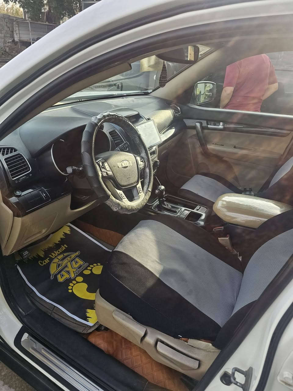 السلام عليكم سورنتو 2015 خليجي
6 سلندر فول مواصفات 

كير ومحرك تبريد تدفئه كفاله 
بيها صبغ ٤ قطع 
هزه وسنويه ورقم قادسيه جديد وباسمي تحويل مباشر 
شاشه
٧راكب
منضومه غاز بيها 
حداديه جديده 
تخم تاير جديد 
وترايها وين ما يعجبك 
السعر ١٥٥ وبيها مجال بسيط 
***********واتساب
