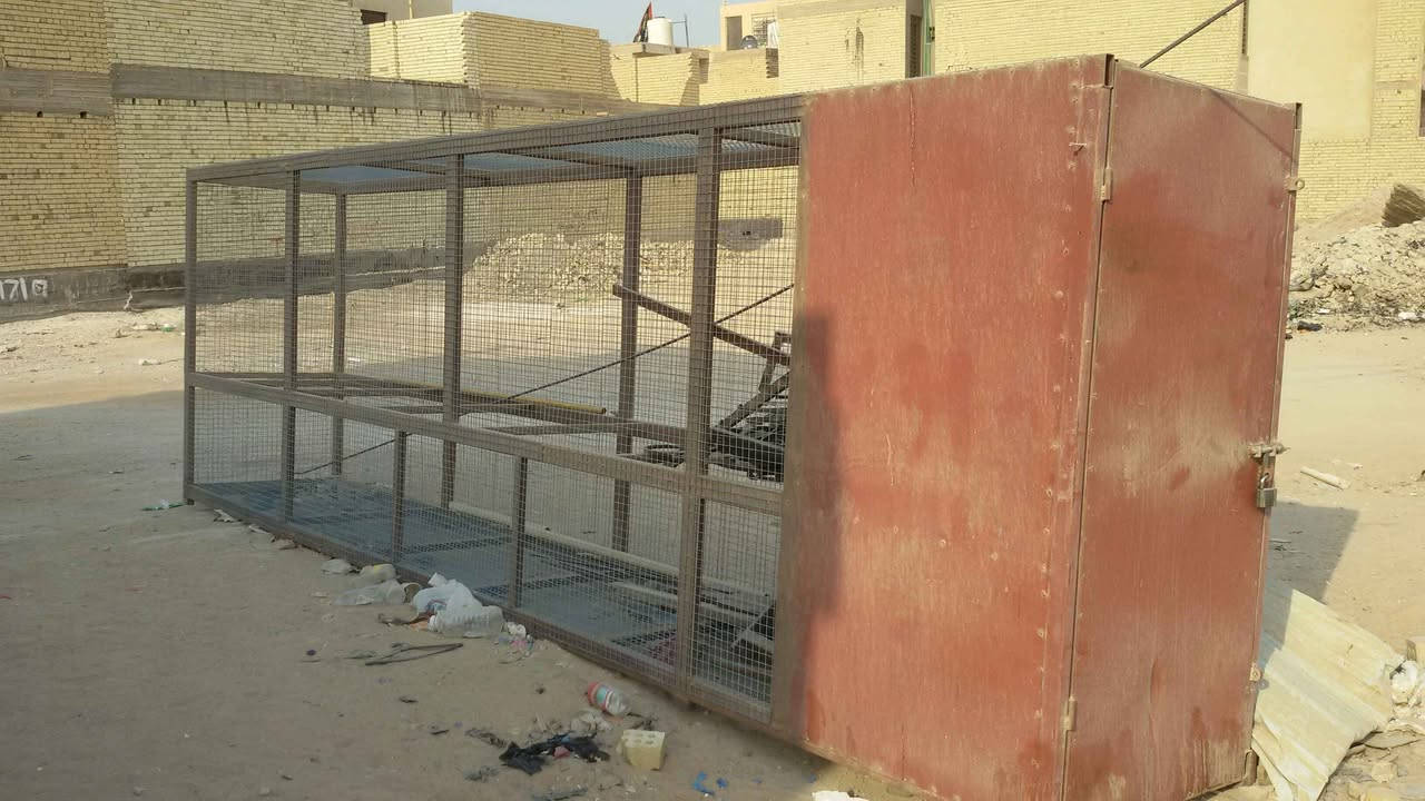 صندوق حديد طوله 6.25م و عرضه 1م و ارتفاعه 2م له باب واحد كما مبين بالصور يستخدم في محلات الانشائيه لحفظ بواري الماء و المجاري و يستخدم لحفظ الدواجن (قفص طيور الزينه و ما شابه) السعر 350 الف دينار الاتصال ***********-*********** كربلاء, العراق
