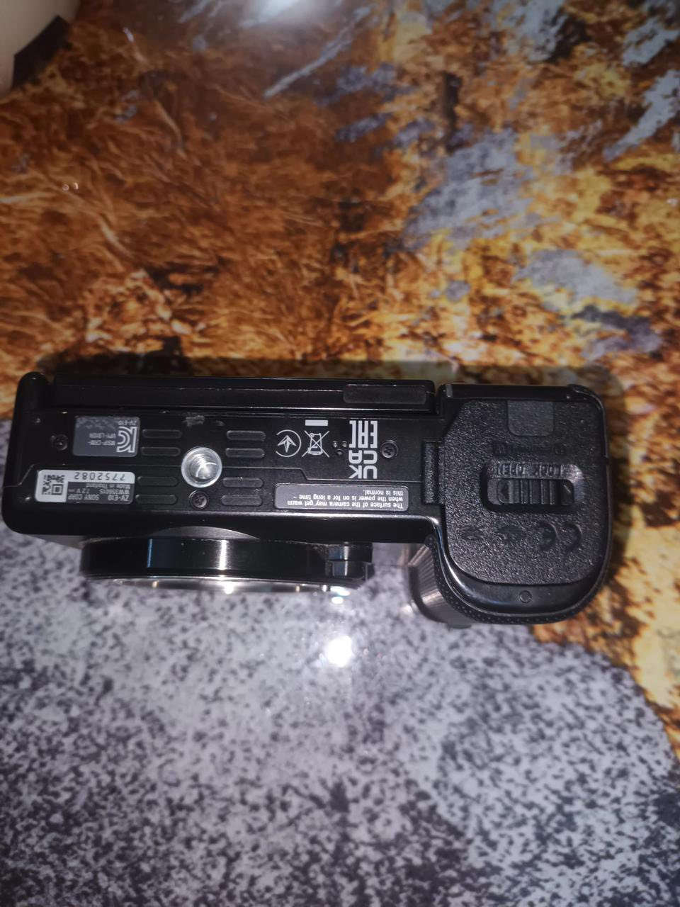 للبيع: وحش السوني Sony ZV-E10 (مستعمل نظافة فول 100%) 📸
لأصحاب المحتوى والفلوقات والسينمائي، متوفرة كاميرا Sony ZV-E10 (Mirrorless) بحالة الوكالة، نظافة تامة جداً (فول نضافة) مع أقوى عدسات العزل والحدة:
الباكيج الأول (للعزل القوي والحدة):
• الكاميرا: Sony ZV-E10 (جهاز نظيف جداً والسنسور مراية).
• العدسة: Sigma 30mm f/1.4 DC DN (Contemporary).
• الأداء: فتحة عدسة عملاقة f/1.4 تنطيك عزل خلفية (بوكيه) خيالي وأداء جبار بالإضاءة الضعيفة.
الباكيج الثاني (للبورتريه والنتائج الاحترافية):
• الكاميرا: Sony ZV-E10.
• العدسة: Sony FE 50mm f/1.8.
• الأداء: عدسة فول فريم، تعزل الخلفية بشكل احترافي جداً ومثالية لتصوير الأشخاص واللقطات القريبة.


**إذا كنت صاحب هذا الإعلان وتريد حذفه لأي سبب، رجاءا أرسل رسالة إلى الدعم الفني**