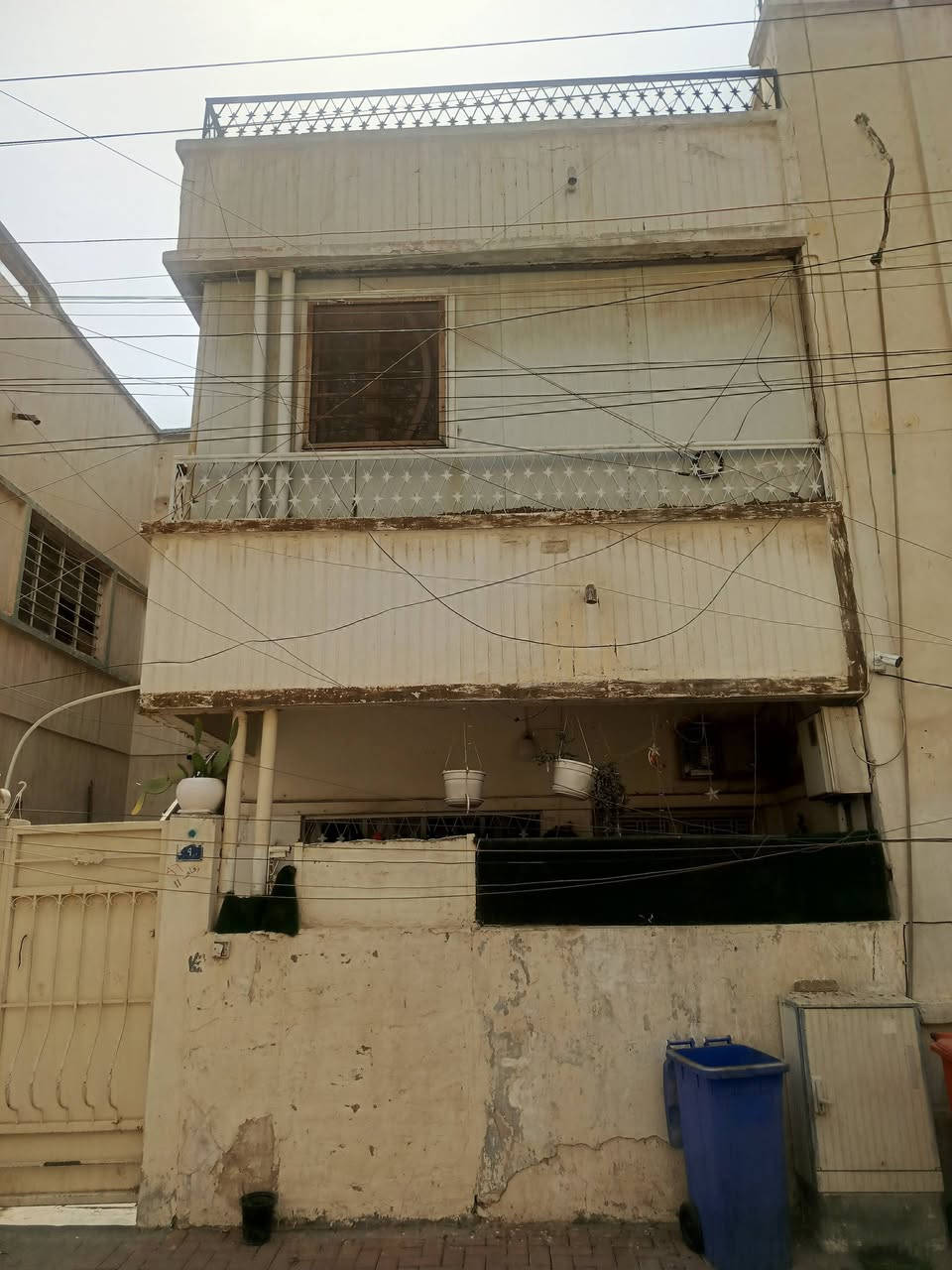 السلام عليكم دار للبيع المساحه ٨٠ م العطيفية الثانية خلف مستشفى الرازي الواجهة ٥ ونص ***********
