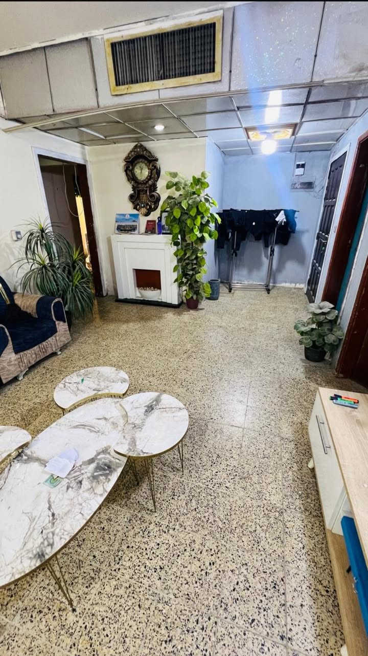 ‏شقة مؤثثة ونظيفة ومرتبة في منطقة السيدية مساحتها 150 متر، متكونة من 3 غرف وصالة وحمام وصحيات ومطبخ حار وبارد ومخزن عدد 2،  
محتاجين طالب واحد ويانا احنا 4. الإيجار مع المولد والنت 120 الف
للتواصل *********** متوفر واتس
