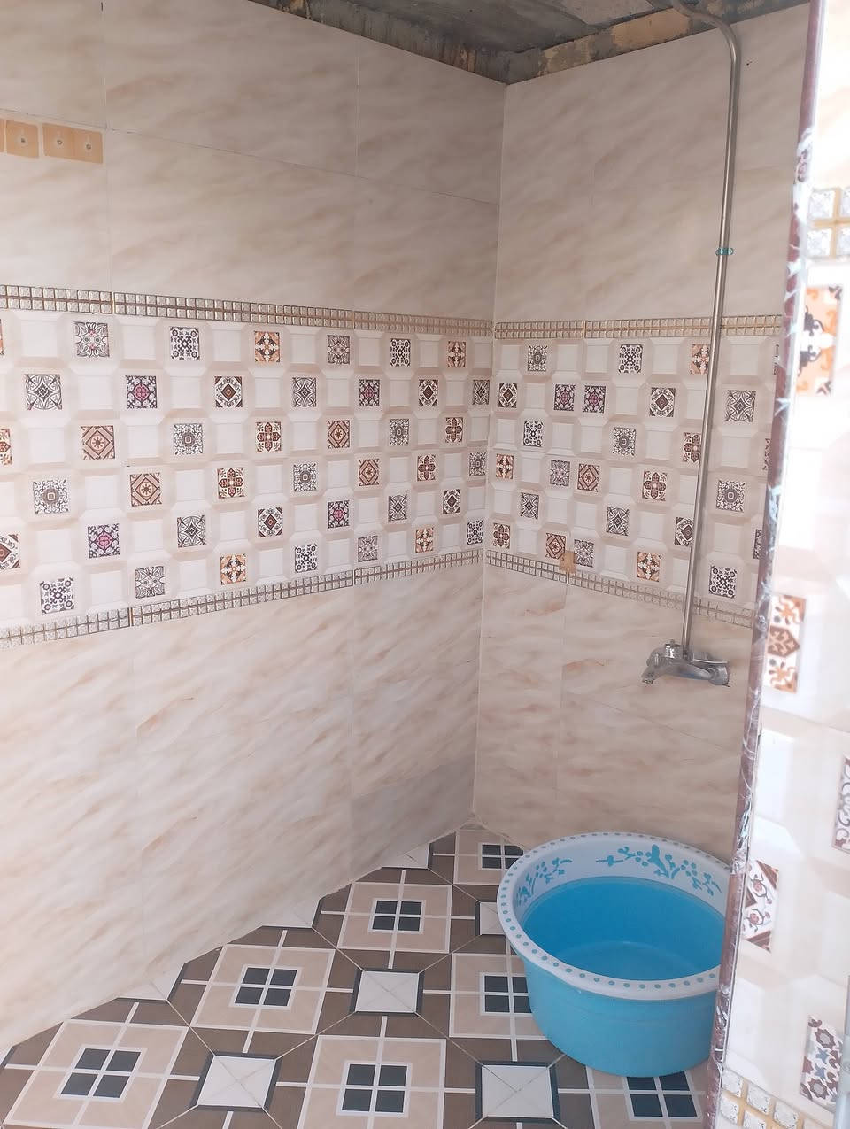 بيت مساحه ٣٥٠ متر في الاسكان صناعي دور سيد حمزه نزله 
بناء بلوك صب كونكريت والاساس صب كذالك 
الرابعه  يحتوي ع
 ثلاث غرف
 وصالتين ومطبخ
 وصحيات 
ودوانيه ١٠ في ٤
الشراي يتصل ***********
