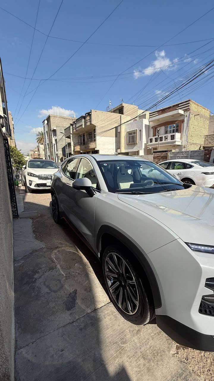 جيتور داشنك فئة اللاكجري  2025 اسمنتي
ضمان شركة هارلم ، مع رقم سهل ومميز
ماشية 8500 كيلو فقط 

المحرك: 4 أسطوانات L1.6 تيربو 197 حصان حقن مباشر ناقل الحركة: DCT اوتوماتيكي من 7 سرعات

استهلاك الوقود: 7.7 لتر لكل 100 كم

المواصفات

﻿﻿إطارات قياس 20 إنج

﻿﻿فتحة سقف بانوراما

﻿﻿مقصورة الركاب من الجلد الفاخر

﻿﻿مقعد السائق والراكب كهربائية

﻿﻿مقعد السائق مع ذاكرة لحفظ وضعيات الجلوس

﻿﻿مقعد السائق مبرد ومدفاء

﻿﻿مقعد الراكب مبرد ومدفاء

﻿﻿كاميرات محيطية 540 درجة

شاشة التحكم بقياس 15.6إنج

شاشة القيادة بقياس 8 إنج

نظام ابل كاربلاي واندرويد اوتو

﻿﻿رادار تفاعلي

﻿﻿تحذير مغادرة المسار

﻿﻿نظام القيادة شبه الذاتية

﻿﻿نقطة عمياء

﻿﻿نظام تحذير الاصطدام الامامي والخلفي

﻿﻿إنارة محيطية

﻿﻿إنارة ترحيبية

﻿﻿المرايا الجانبية قابلة للطي كهربائياً

﻿﻿شاحن هاتف لاسلكي سريع

﻿﻿خاصية إغلاق الشبابيك وفتحة السقف عن بعد

﻿﻿مصابيح أمامية أوتوماتيكية زينون مع مصابيح نهارية LED

﻿التكيف التلقائي مع الضوء القريب والبعيد

﻿﻿مسند الذراع الوسطي مع ثلاجة

﻿﻿دخول ذكي (بصمة)

﻿﻿تشغيل عن بعد

﻿﻿صندوق كهربائي

﻿﻿نظام الفرامل اليدوية الاوتوماتيكي Autohold

﻿﻿وضعيات قيادة متعددة

﻿6 وسائد هوائية

﻿﻿موسيقى ترحيبية

﻿﻿عتبات الأبواب مضيئة

﻿﻿نظام تنقية الهواء مع شاشة لعرض البيئة الخارجية

حساس للمطر

السعر 25،750 د.ع 

السيارة في بغداد الاعظمية

التواصل ***********
