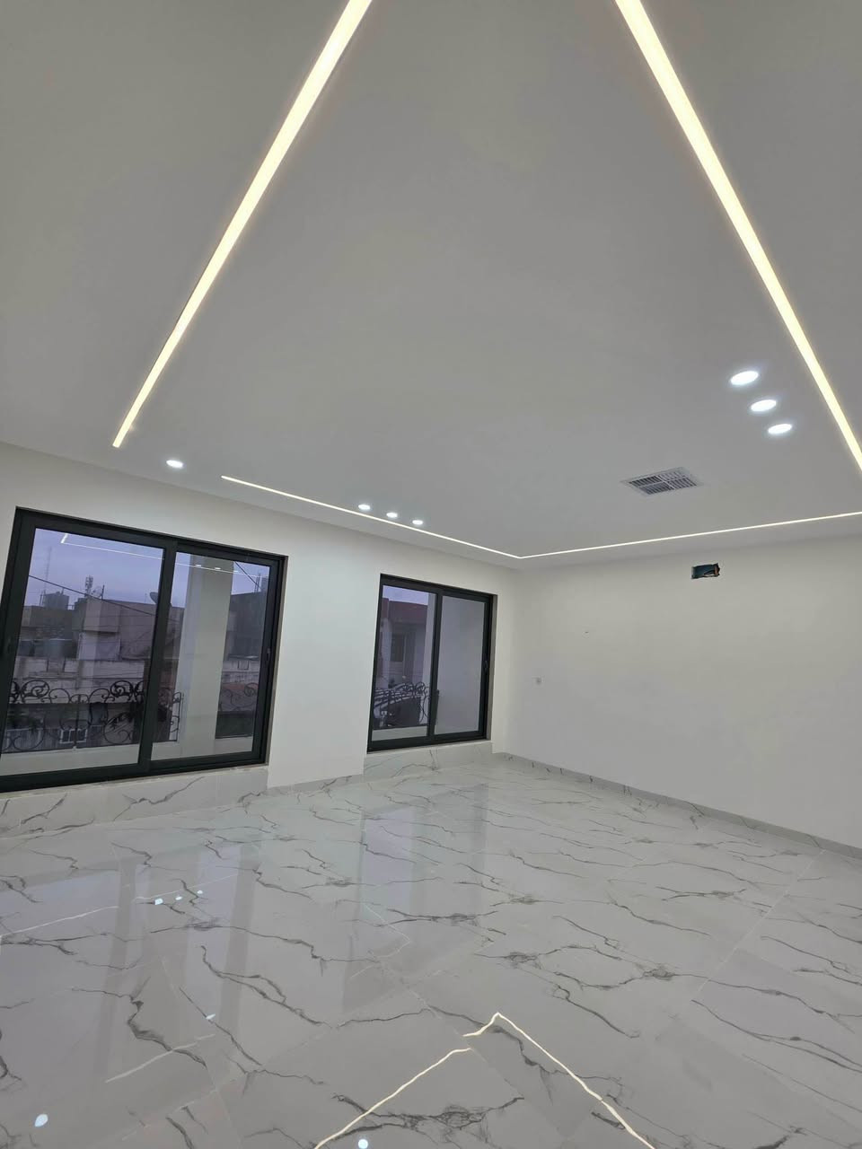 بيتان متجاورتان جديدتان صفر غير مسكون   للبيع
طابو_باسم شخص واحد للبيع 
مساحة كل البيت ١٢٠ متر
🌷🌴 مواصفات (نظام دكت مركزي |نظام الكاميرات | سقوف المغربية | استربول)
يتكون البيت من الطابقين طابق الاول يحتوي على (غرفة الضيف/غرفة النوم /مطبخ بارد و حار/ صحيات/هول داخلي/كراج )
اما الطابق الثاني يحتوي على (غرفتين نوم/صحيات/حوش خارجي)
علما بناء البيت من المواد درجة اولى 

موقع تسعين / بداية حي البعث قرب مدرسة حمزة بن عبد المطلب 

للسعر و الاستفسار اتصال على الرقم 
او كتابة كلمة تم ليصلك السعر

***********☎️ كركوك, العراق
