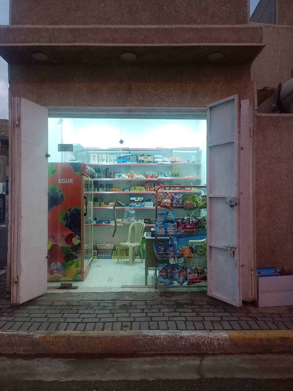 محل اسواق للايجار دخلا اليومي من 85 الى140التجهيزات: المحل يحتوي على ثلاجات عرض (كوكاكولا، بيبسي، وغيرها) بحالة ممتازة، تجميد، ورفوف نظامية مرتبة كاملة.
البضاعة: متوفرة ومقسمة (مواد غذائية، منظفات، ألبان، ومستلزمات يومية).
الترتيب: المحل نظيف جداً، إنارة ممتازة، وأرضية مرتبة مع باب نظامي واسع.
الموقع: العبيدي - (قرب مدرسة سلام الكناني ملاحظة: المحل "لقطة" للي يريد يستلم ويشتغل مباشرة بدون تعب التأسيس.