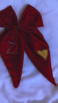 متوفر تصميم فيونكة حسب طلب  مع كتابة الاسم  للحجز وتساب  07780025190