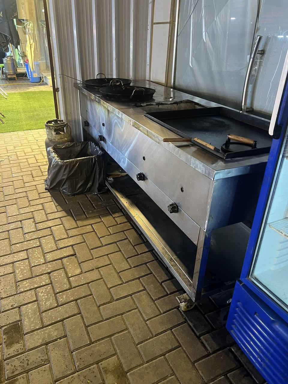 كريل +فتحتين طاوة سل ستيل غذائي شغل ايد ثكيل تجي شوفة اذا معجبك عًفة فشي مرتب ب الاضافة 4عيون طباخ منضومة وحدة يعني قنينة وحدة شغلهن كلهن شي مرتب الله وكيلكم شغل ايد ونضيف نضافة 80%  رقم :*********** واتساب موجود
