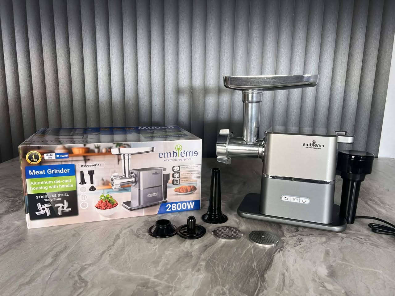 � فرّامة لحم Emblème 2800W – قوة جبارة واحترافية بمطبخك 🔥
تريد لحم طازج ونظيف من إيدك وبأعلى قوة؟ 💪
هاي الفرّامة تجيك بمواصفات تخليها رقم واحد بكل بيت:

✅ قوة 2800 واط حقيقية
✅ هيكل ألمنيوم متين ويا مقبض مريح
✅ شفرات ستانلس ستيل حادة جداً
✅ نظام عكس حتى ما يعلق اللحم
✅ سرعتين تحكم + حماية من الحمل الزائد
✅ تشغيل هادئ وتوفير بالطاقة
✅ كفالة سنة كاملة

مثالية للكبة، الكباب، السجق وكل أنواع الفرم ✨
بيتك عدنا
الوكيل الحصري
***********

عنوان المحل 
حي الموظفين شارع مدرسة جمانة
 اسم المحل
 بيتك عدنا
