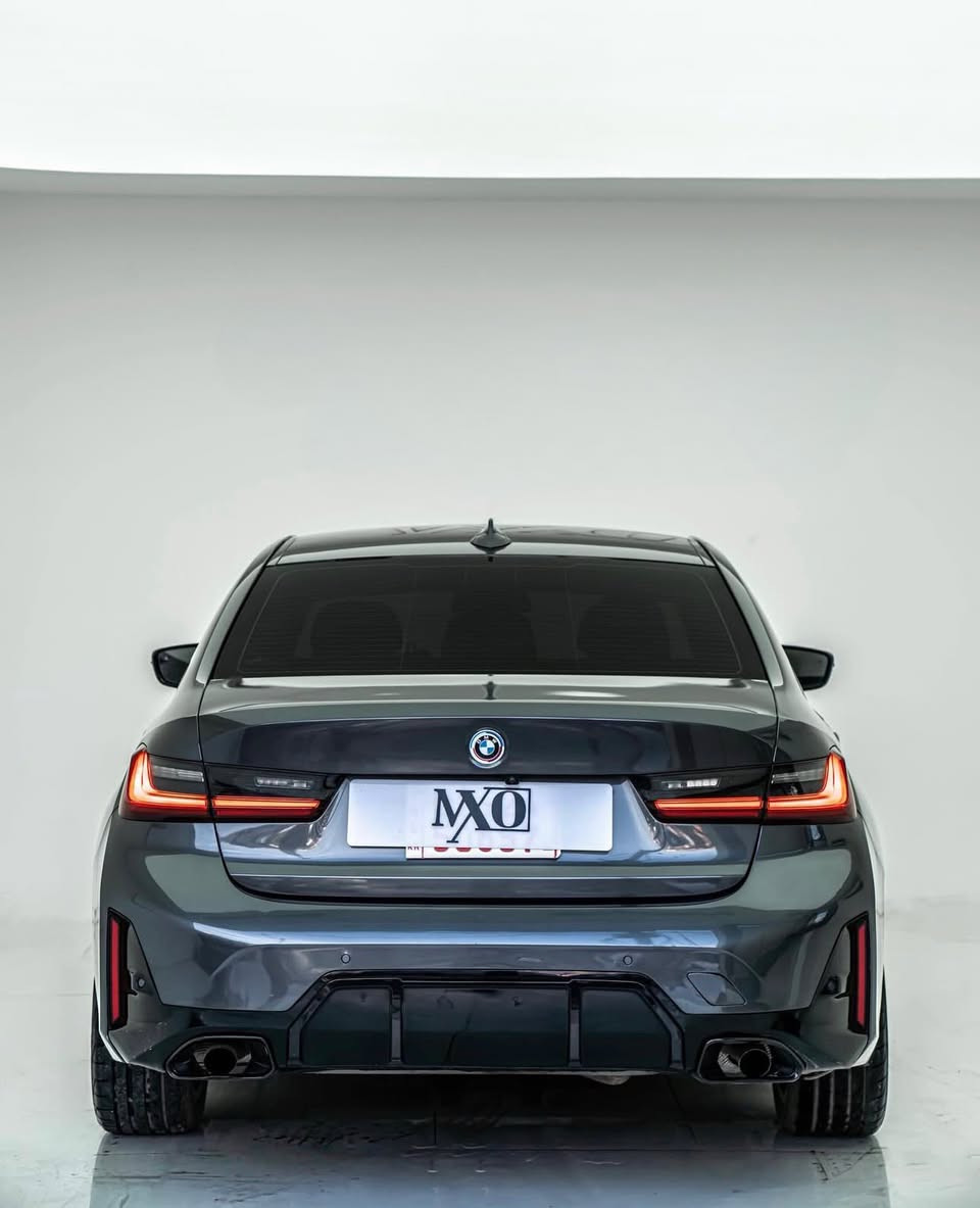 للبيع: BMW 330i 2022 لون نفطي — مرقمه دهوك

📍 الموديل: بي ام دبليو 330i – 2022
🚘 اللون: نفطي / زيتـي (Metallic)
📅 الممشى: ~65,000 
🔧 سيرفـس كامل،  زيرو مسج، نظيفة جداً 
السياره بس تركبها و تروح مبيها نقطه مصرف نضيفه من كل نواحي 
بيها جاملغ تبديل شركه و صندوق صبغ بدون دواخل 
نظام شاشة-تاتش، Apple CarPlay / Android Auto، كاميرا خلفية، حساسات، نظام ثبات DSC، وسائد هوائيه

• Front Collision Warning
تحذير من الاصطدام الأمامي + فرملة تلقائية إذا قربت تصدم

• Lane Departure Warning
ينبهك إذا طلعت عن المسار بدون غماز

• Blind Spot Monitoring
تحذير بالنقطة العمياء بالمرايات

• Forward Collision Mitigation
يخفف قوة الحادث أو يوقف السيارة تلقائياً

• Pedestrian Warning
يكشف المشاة وينبهك

• Rear Cross Traffic Alert
ينبهك إذا أكو سيارة جاية من الجانبين وأنت تطلع للوره

• Parking Sensors + كاميرا خلفية
مساعدة بالركن

💰 السعر المطلوب: (268)و بيها مجال بسيط 
📞 للتواصل: (***********)
📍 الموقع: (دهوك)
