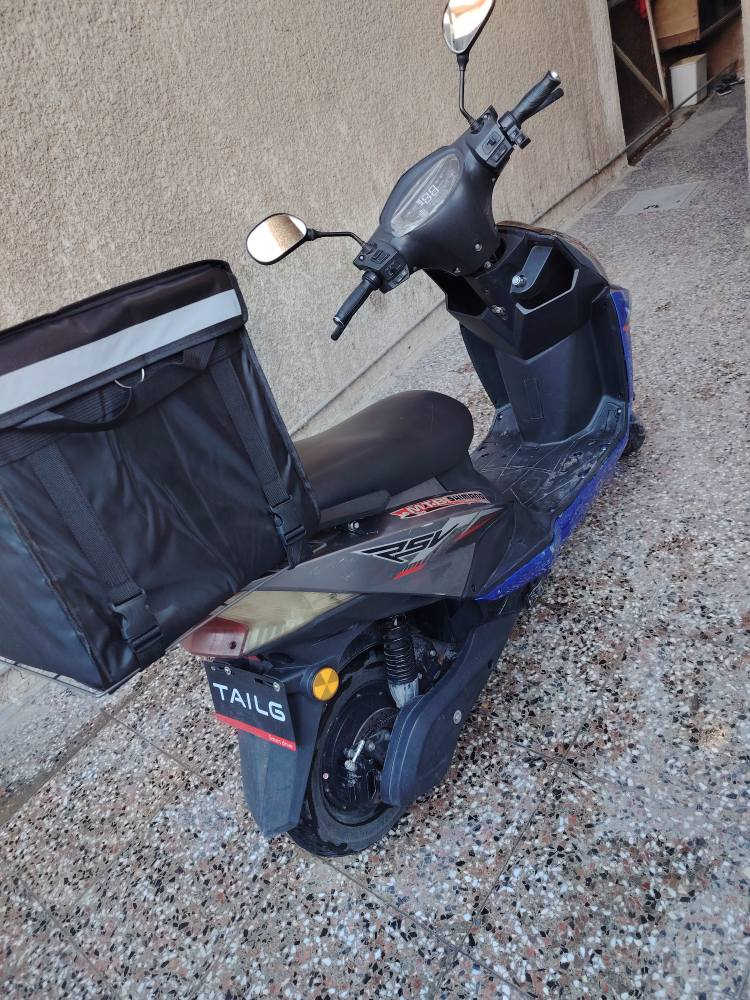 للبيع دراجة سكنس شحن كهربائية حالة ممتازة
المواصفات الفنية:
⚡ قوة ملف: 2000 واط (أداء قوي للسير وحمل الشحنات)
🏁 3 سرعات — منها سرعات عالية جداً للتحرك بسرعة عند الحاجة
↩️ بك ترجع ليورة (R) — سهولة الرجوع للمواقف والتحميل
🔋 6 بطاريات × 72V 20Ah — بطاريات فول تمنحك نهاية 50 كم بشحنة وحدة
🛑 بريكات هايدروليك — قوة وقف مضمونة وتحكّم ناعم
🔒 قفل ستيرن للحماية من السرقة
🚨 نظام إنذار لزيادة الأمان
🔑 سويج + بصمة (تشغيل / فتح / قفل) — فتح سريع وآمن بدون مفاتيح
🦵 ستاند صفح ثابت يدعم التحميل بسهولة

🔧 جاهزة تشتغل دون وجع راس
السعر: 450 دينار وبي مجال بسيط جذاً
الموقع: بغداد — البلديات — شارع المصرف
📩 للتواصل الجاد فقط — الدراجة تستاهل السعر وليها أداء وقيمة حقيقية. بغداد, العراق


**إذا كنت صاحب هذا الإعلان وتريد حذفه لأي سبب، رجاءا أرسل رسالة إلى الدعم الفني**