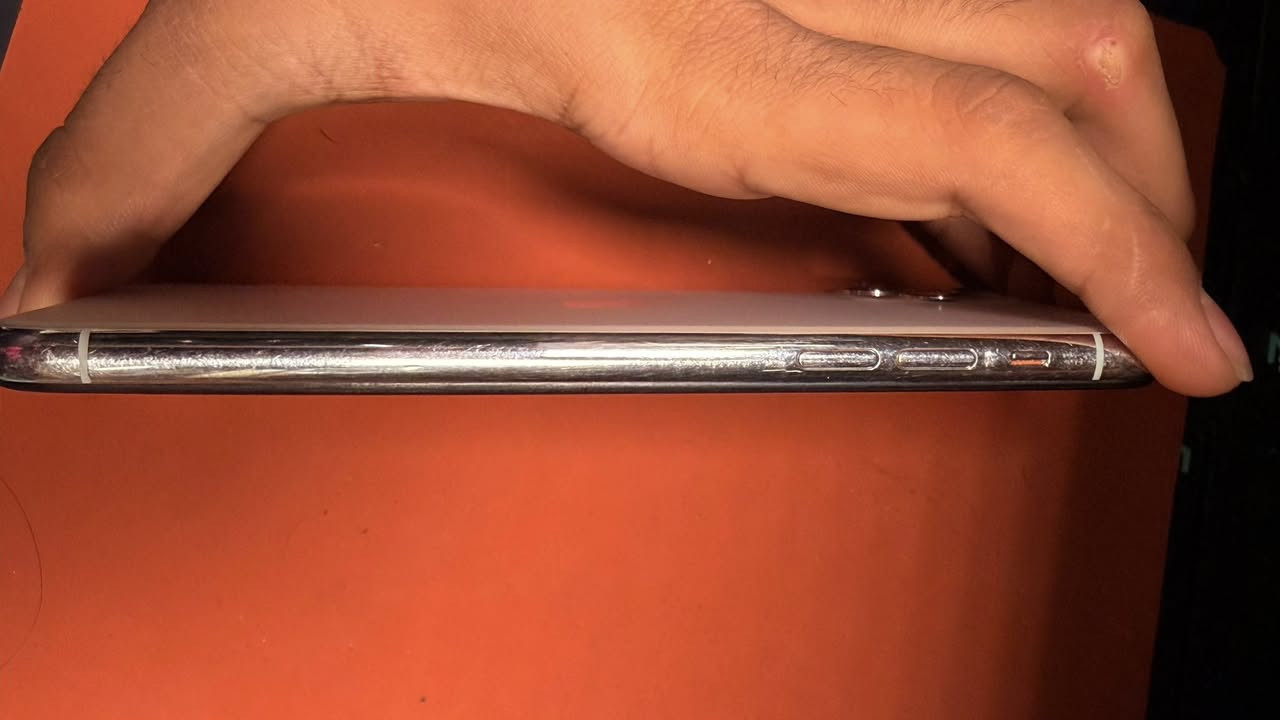 ايفون 11برو ماكس للبيع جهاز مبدل شاشة عاديه ومبدل بطاريه وفيس ايدي واكف كامرات شغال كله شغال جهاز مابي شي نضافة مثل ماموضح بصورة ذاكرة 256 جهاز شاشة عادي مو اصليه وكله شغال مكاني بغداد شراي اتصل وشلع عيوني ***********
