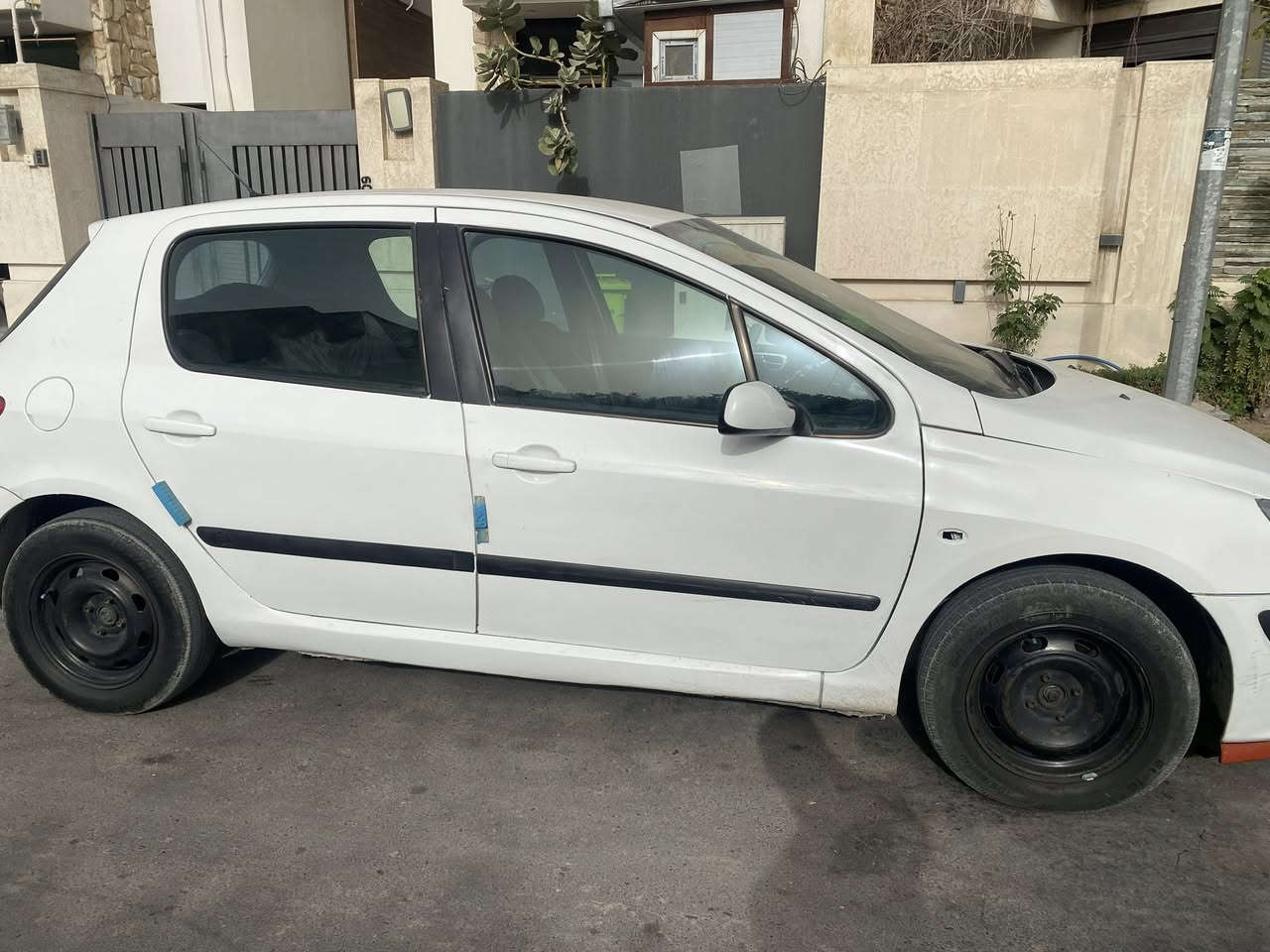 بيجو 307موديل 2004السعر53بيها مجال
مكينه كير كفاله كهرباء بلادي تدفه نار تبريد ثلج 
العنوان بغداد الدوره الهاتف***********
