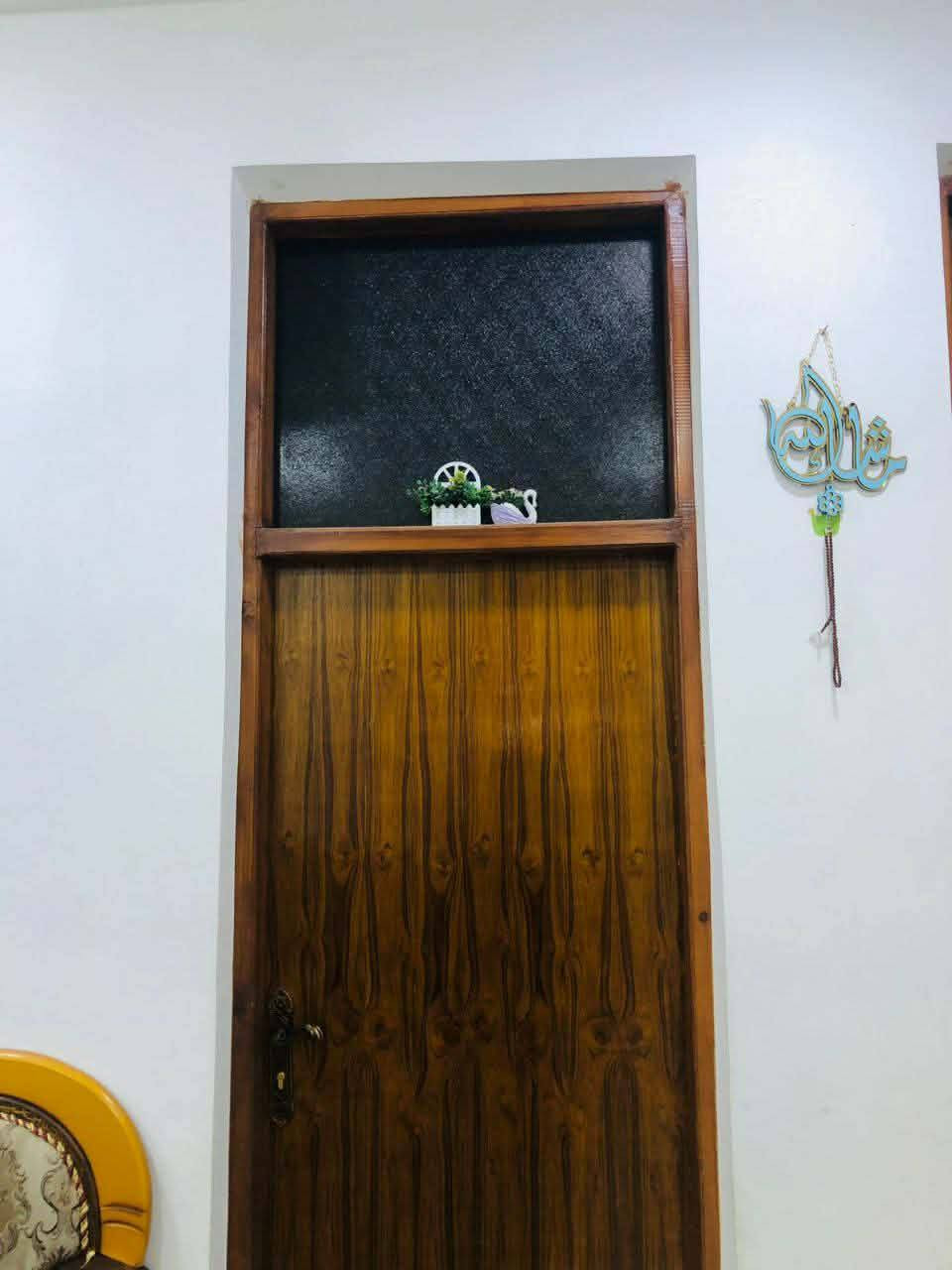 السلام عليكم بيت للبيع بيت بناء جديد
طابقين 
اربع غرف 2 فوك 
و 2 جوا 
3 صحياات 
سطحين 
ديوانية
مطبخ حراري ومطبخ عادي 
صالة داخلية الخظراء مقابل بيع المباشر 
نزلت عقارات الياسمين
للتواصل والاستفسار 
0771 506 7980
