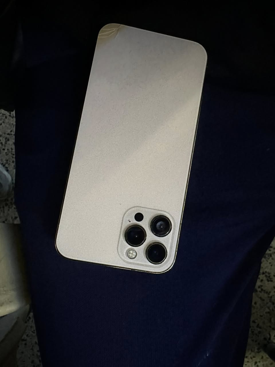 ايفون 12 برو ماكس ذهبي 
مبدل شاشه وبطاريه اصليات تفصيخ
فيس ايدي شغال
ذاكره 256
الكامرات شويه بيهن وسخ الخلفيات
350 وبيه مجال
***********
