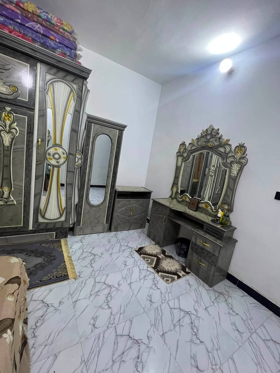 السلام عليكم غرفه الشغل عراقي بس شكلها تركي غرفه حلوه ما مستخدمة هواي 6قطع 
رايدها ب٩٠٠وبيها مجال
رقمي***********

