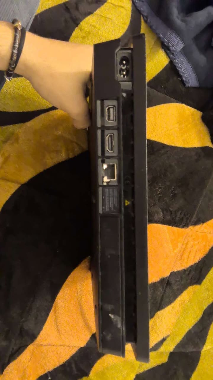 السلام عليكم بلي فور للبيع يتهكر ويا يدات ثنين وقرص جي تي اي  السعر ٢٠٠ قفل ***********
