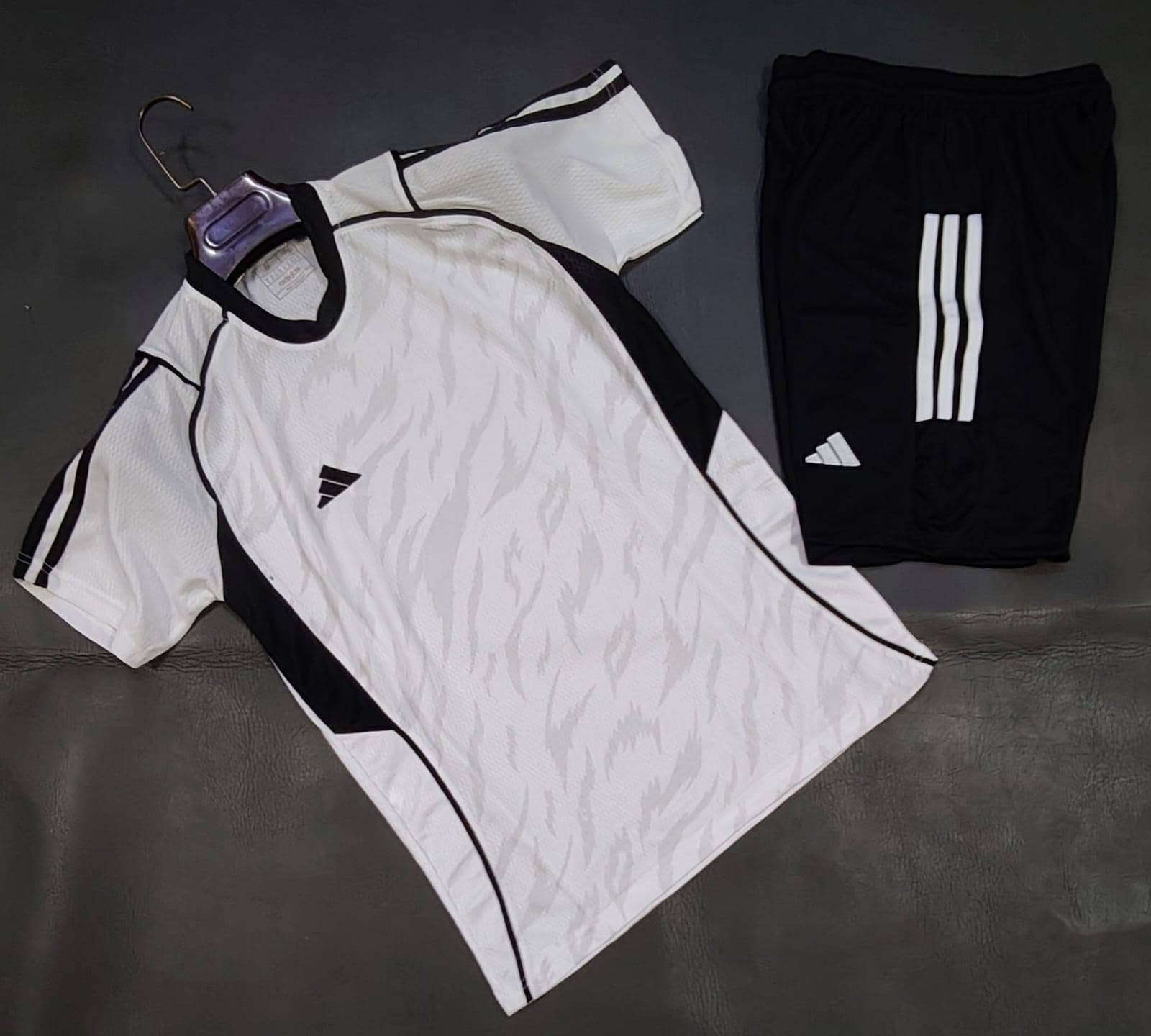 على بركة الله وصول وجبه جديده دريس وشورت خامه درجه اولى
قياسات m.l.xl.xxl
الاسعار جددا مناسبه دزلي صوره الدريس الي تريده
ودزلك تفاصيل 
متوفر توصيل وشحن لجميع الدول العربيه


**إذا كنت صاحب هذا الإعلان وتريد حذفه لأي سبب، رجاءا أرسل رسالة إلى الدعم الفني**