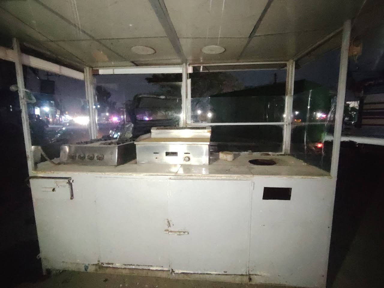 عربانه ماكولات للبيع 
وبي طباخ 4 عيون منضدي وكريل بركر سعره وحد 
سعر خاص او اتصل ***********
