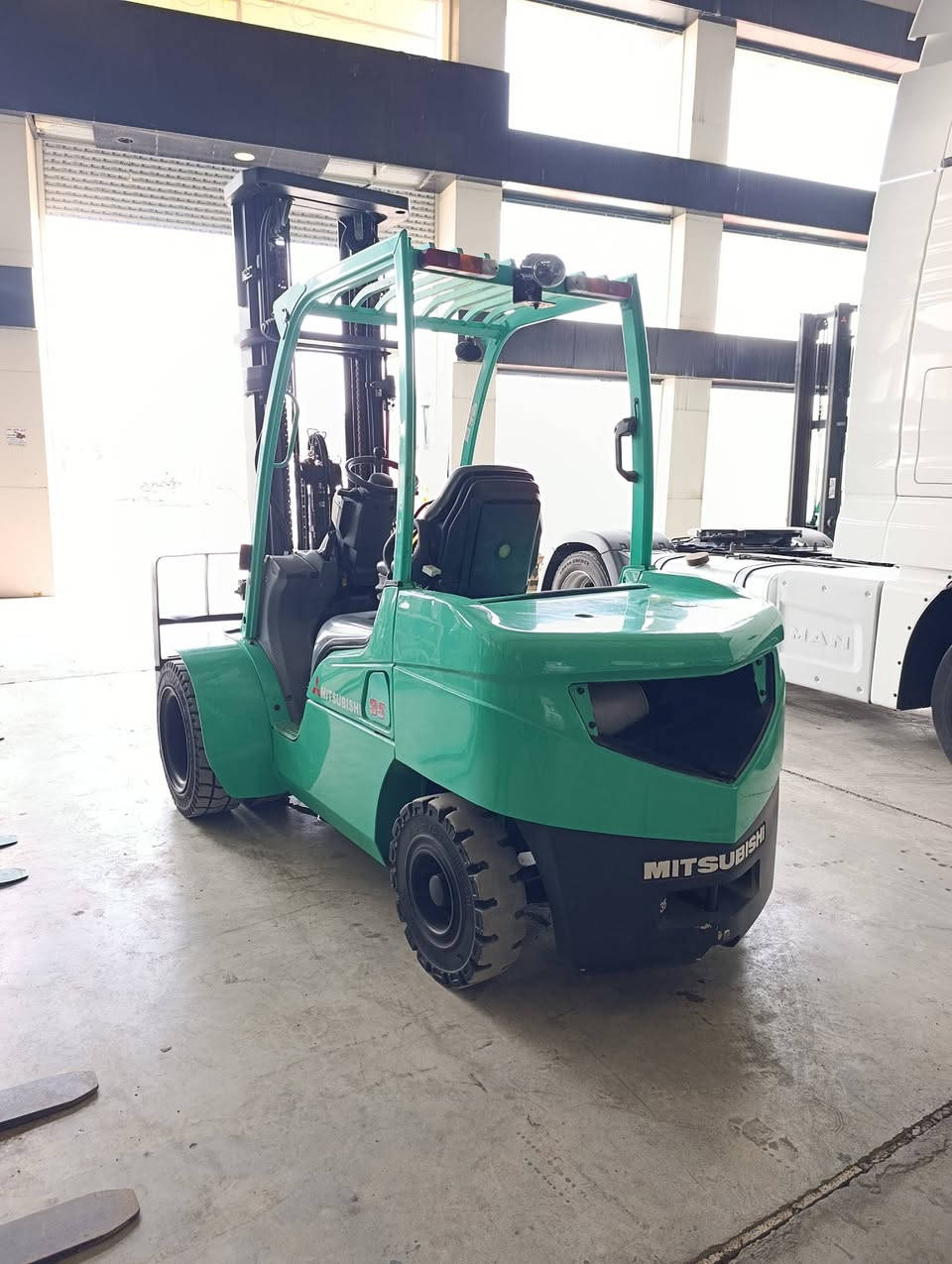 بيش الرافيعات الشوكية 
عالم الرافعات في العراق میسبوشي 2012
 حجم  3 طن و نص مستخدم أوربا فقط
 دخول جديد  جب عالي 3 قطع 3 حركات
 ارتفاع الجب  6.5  مترات    محرك s4s  ديزل  آوراق منفيس مؤقت مشتغله قليل
 شوكيه مكفول كفاله عامە   اتصل بنا لمعرفة السعر
 ***********  ابو ڤاران
 او مراسله واتساب  يوجد توصيل 🚚 الى جميع المحافظات @جميع
