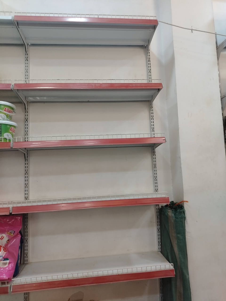 مكلف بنشر 
متاح رفوف محل مستعمله بس بعدها جديده قياس متر و عشرين موجوده  خوش كميه سعر والاستفسار الاتصال على رقم ***********
