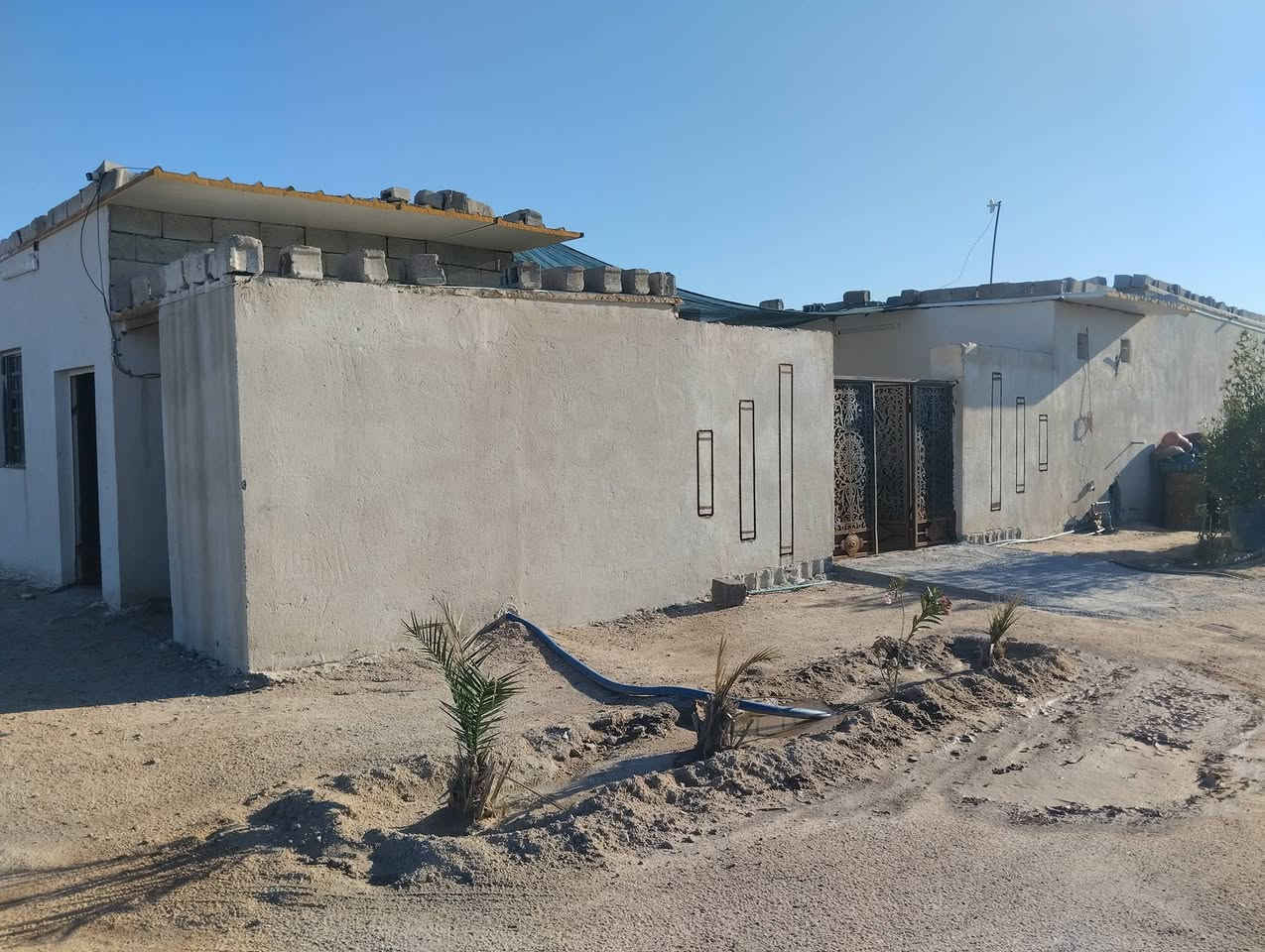 سلام عليكم للبيع دونم معا بيت العنوان البصره زبير قرب صيطره الفيحاء ماء +كهرباء البيت يحتوي ع 4غرف نوم +صاله +مطبخ +ديوان +صحيات داخليه و خارجيه سقف سندويج سقف ثانوي بناء جديد معا سبالت معا أجهزته الكهربائيه عقد زراعي ع شارع تبليط مدرسه تبعد 2كيلو سعر 65وبي مجال بصيط للاستفسار ***********.           ***********
