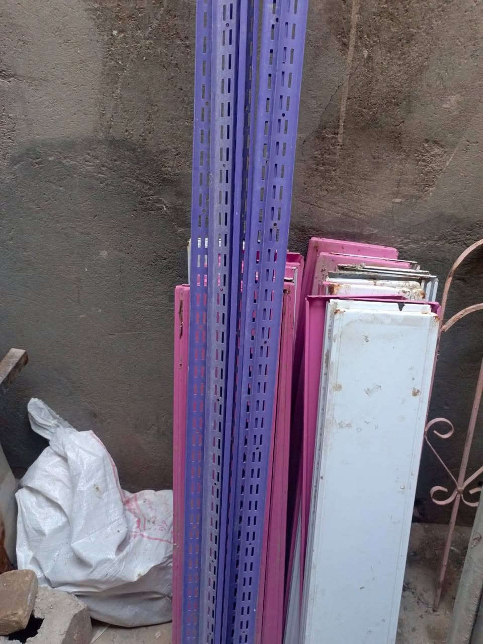 السلام عليكم رفوف للبيع نضيفات العدد 30 الرقم ***********
