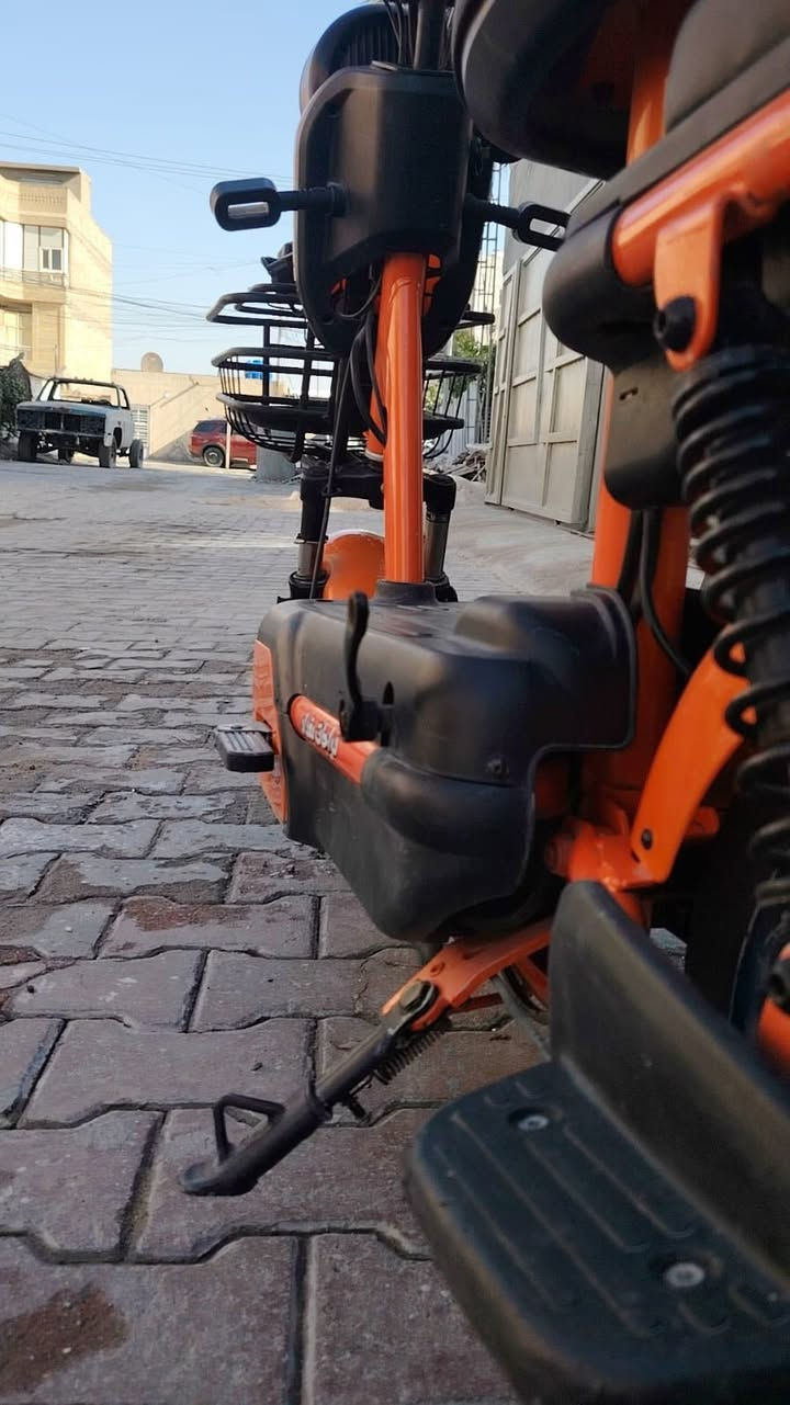 السلام عليكم دراجه شحن لون برتقالي دراجه تخبل جديده  مابيه  اي نواقص ما عدا البطاريات جيب بطاريات و تعال افحص دراجه اذا بيه اي عطل ترجع  عليه 🧡✨🧿 الراغب بل شراء يتواصل وياي السعر 300 بيه  مجال  
***********
 موقع الشالجيه قرب حسينه السبطين
