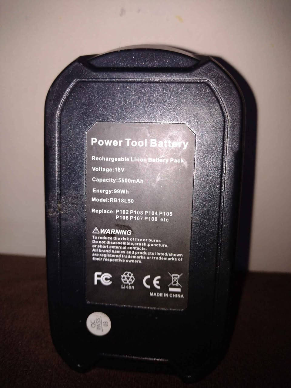 ئەمە باترییەکی بارگاوییکەرەوەی لیسیۆم-ئایۆنە (Lithium-ion) کە تایبەتە بە ئامێرە کارەباییە دەستییەکان (Power Tools) وەک دریل، کۆسەرە، یان مشاری دەستی بێوایەر.
​ئەمەش زانیارییە وردەکانیەتی بەپێی ئەوەی لەسەر لێبڵەکەی نووسراوە:
​تایبەتمەندییە تەکنیکییەکان:
​ڤۆڵتیە (Voltage): 18V (١٨ ڤۆڵت).
​توانای کۆگا (Capacity): 5500mAh (واتا 5.5 Ampere-hour)، ئەمەش توانایەکی زۆر باشە و وا دەکات ئامێرەکە بۆ ماوەیەکی درێژ ئیش بکات پێش ئەوەی پێویستی بە بارگاوییکردنەوە (شەحن) بێتەوە.
​وزە (Energy): 99Wh (٩٩ وات لە کاتژمێرێکدا).
​مۆدێل (Model): RB18L50.
​بۆ چی دەبێت و بۆ چ ئامێرێک بەکاردێت؟
​شێوەی ئەم باترییە (ئەو بەشە لولەکییەی سەرەوەی کە دەچێتە ناو ئامێرەکەوە) و کۆدی مۆدێلەکەی نیشانی دەدەن کە ئەمە باترییەکی جێگرەوەیە (Compatible) بۆ ئامێرەکانی مارکەی ڕیۆبی (Ryobi ONE+).
​لە خوارەوەی لێبڵەکە نووسراوە کە دەتوانرێت بخرێتە شوێنی ئەم مۆدێلە کۆنانەی باتری ڕیۆبی:
​P102, P103, P104, P105, P106, P107, P108
​واتا ئەگەر هەر ئامێرێکی جۆری Ryobi یان ئەو ئامێرانەی کە بەو جۆرە باترییە کاردەکەن لای تۆ هەبێت، ئەم باترییە بە تەواوی بۆیان دەبێت
گەیاندن هەیەو بەشەرت السليمانية, العراق


**إذا كنت صاحب هذا الإعلان وتريد حذفه لأي سبب، رجاءا أرسل رسالة إلى الدعم الفني**
