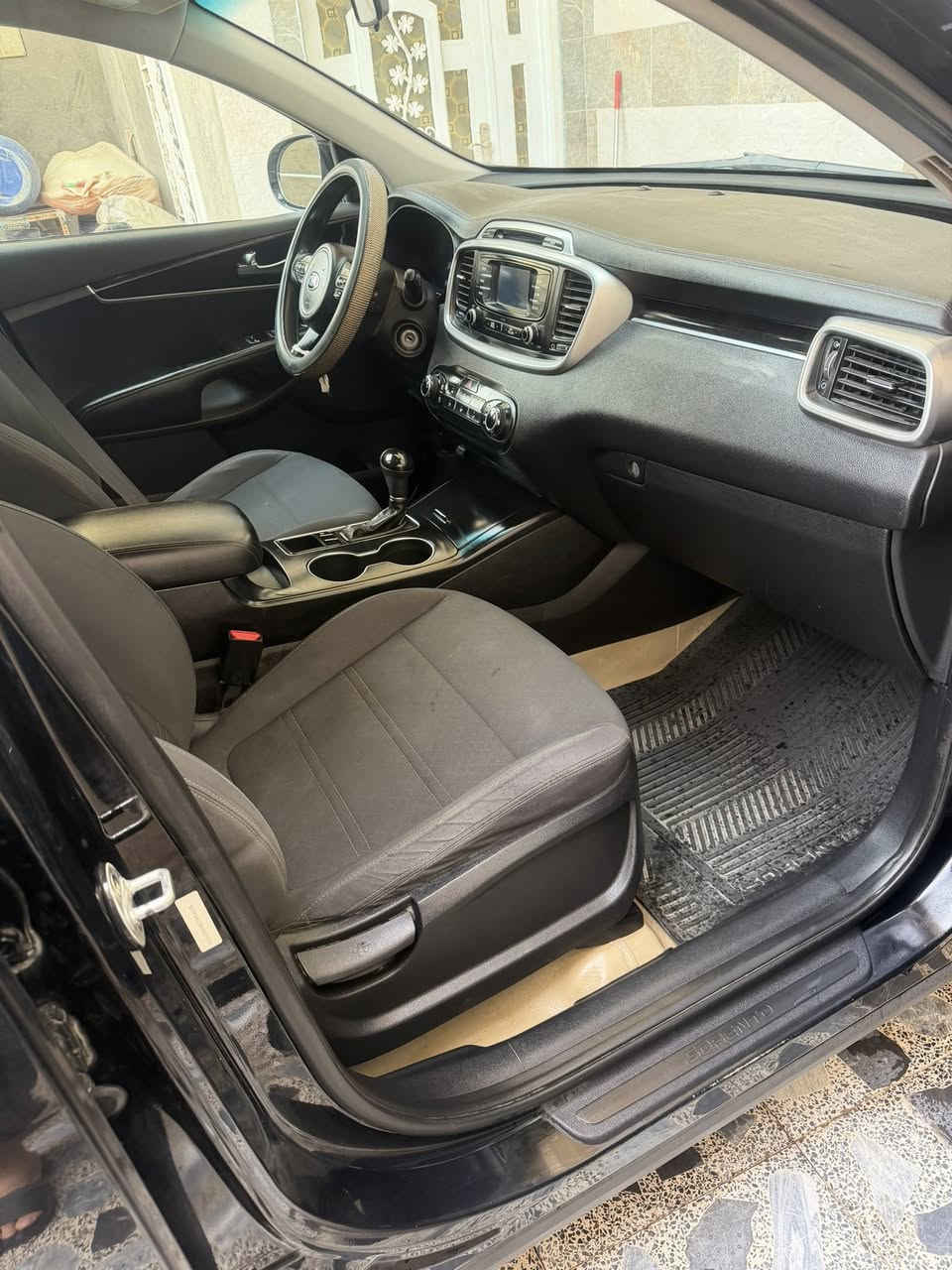 السلام عليكم سورنتو أمريكي  مكفوله 2017 ماشيه 160 الف السعر 150$ ***********
